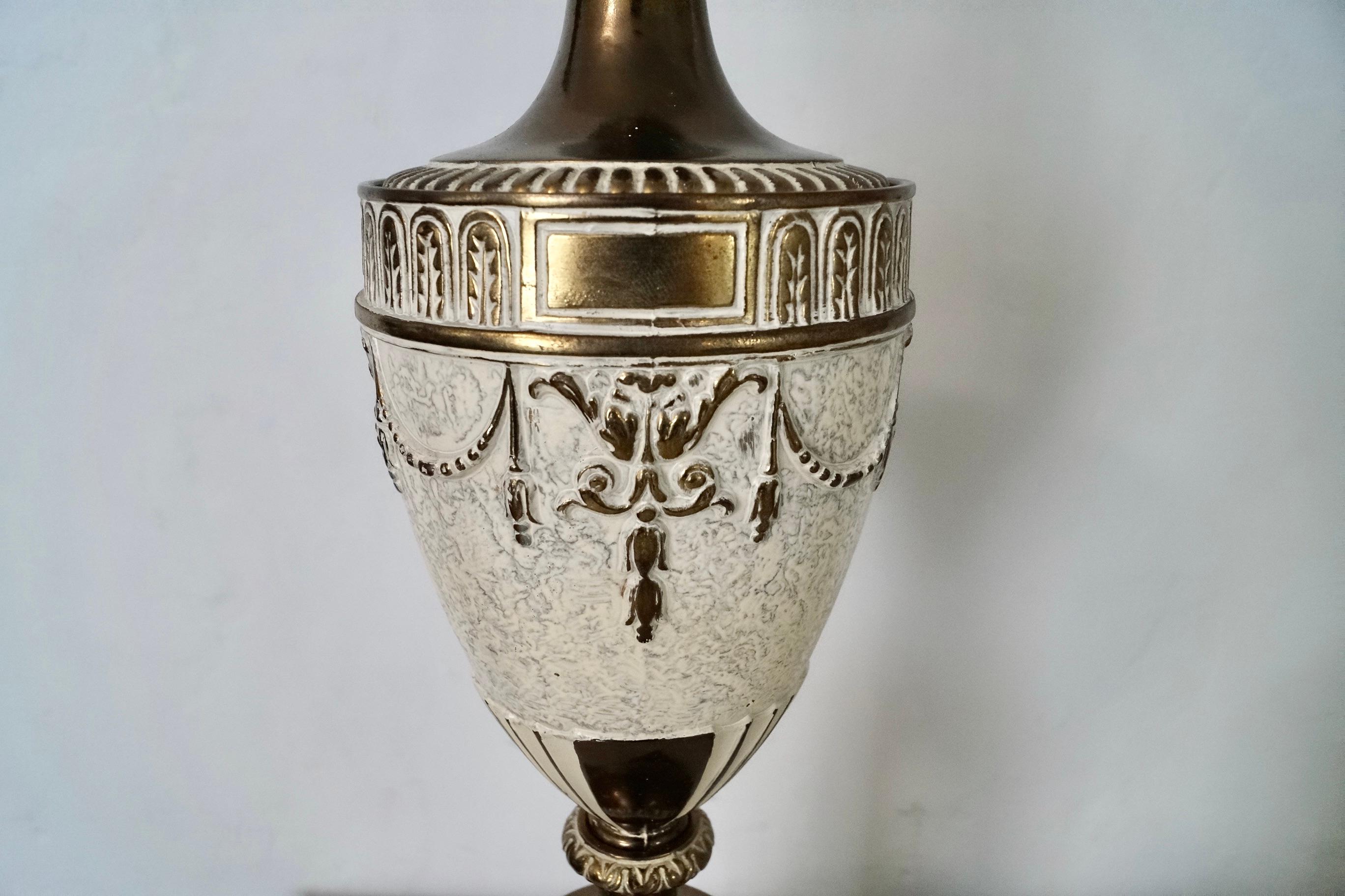 Paire de lampes de table néoclassiques d'inspiration romaine ancienne des années 1930  en vente 3