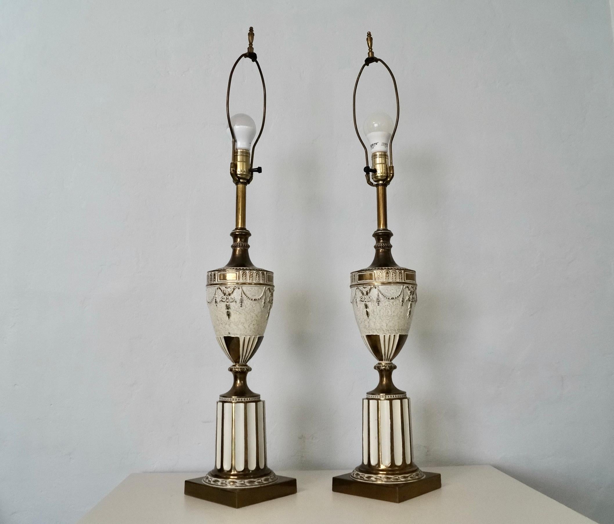 Paire de lampes de table néoclassiques d'inspiration romaine ancienne des années 1930 Bon état - En vente à Burbank, CA