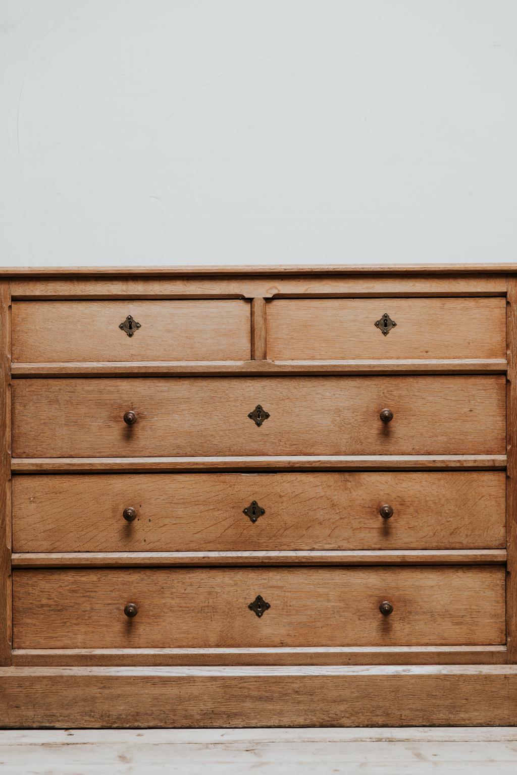 Pair of 1930s Oak Chest of Drawers In Good Condition In Brecht, BE