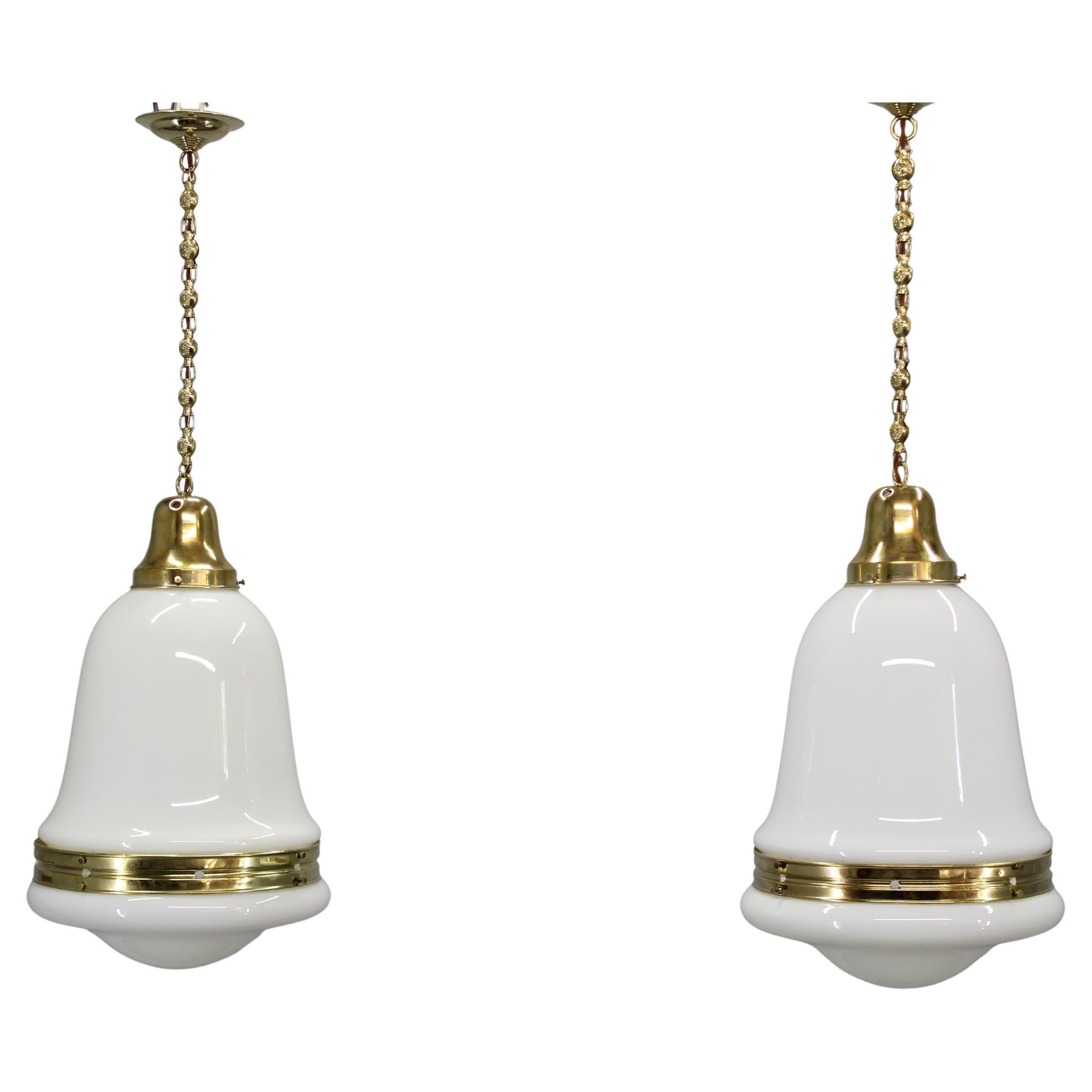 Pair of 1930s Peter Behrens Luzette Pendants in Opaline Glass and Brass en venta