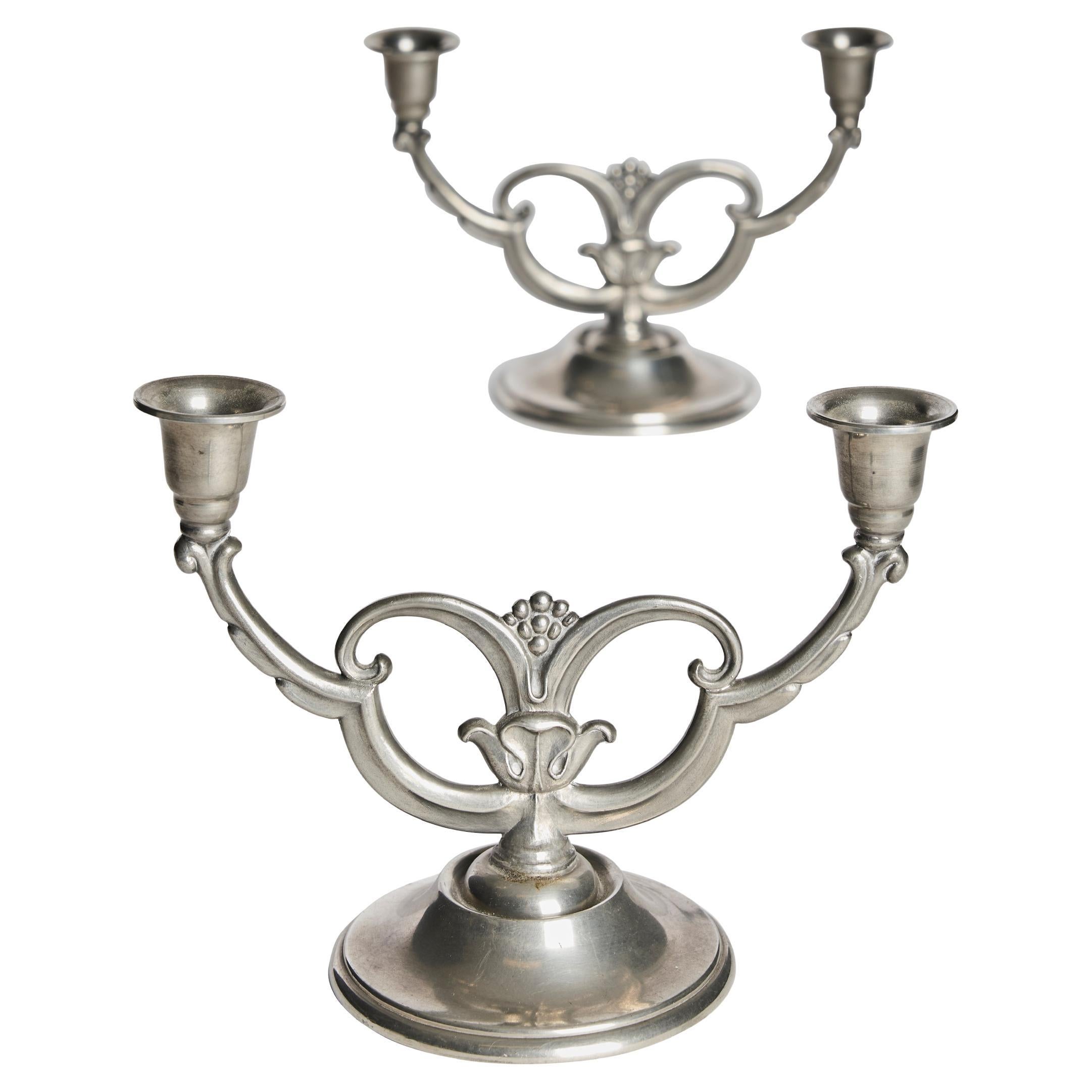 Coppia di candelabri in peltro degli anni '30 di JLH, Svenskt Tenn, Svezia