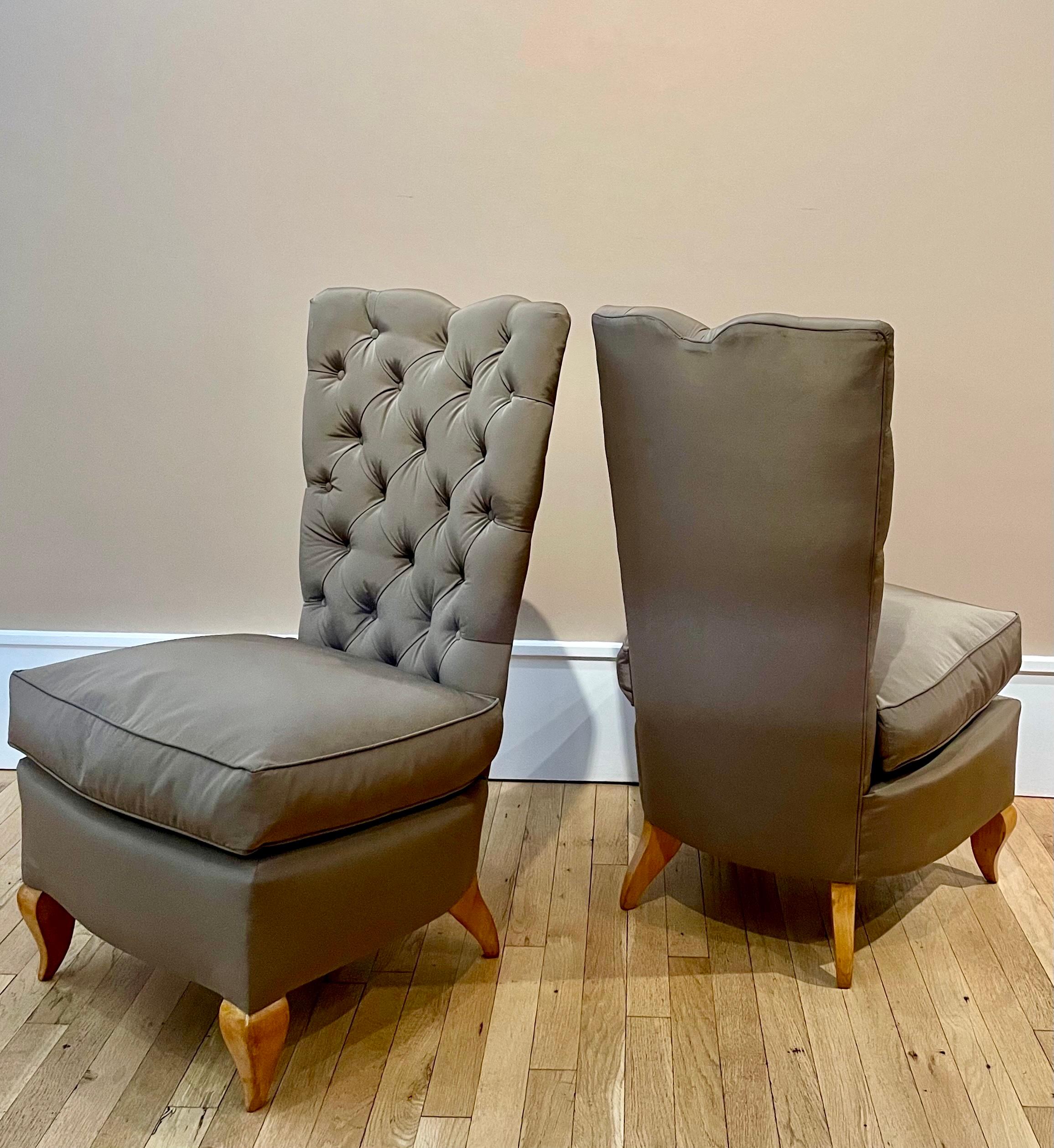 Diese erdgebundenen Stühle scheinen schwerelos zu sein. Das ist die Illusion, die der Designer René Prou im Paris der 1930er Jahre mit Hilfe eines hochqualifizierten Polsterers schaffen konnte. Bevor er sich 1920 selbstständig machte, hatte Prou für