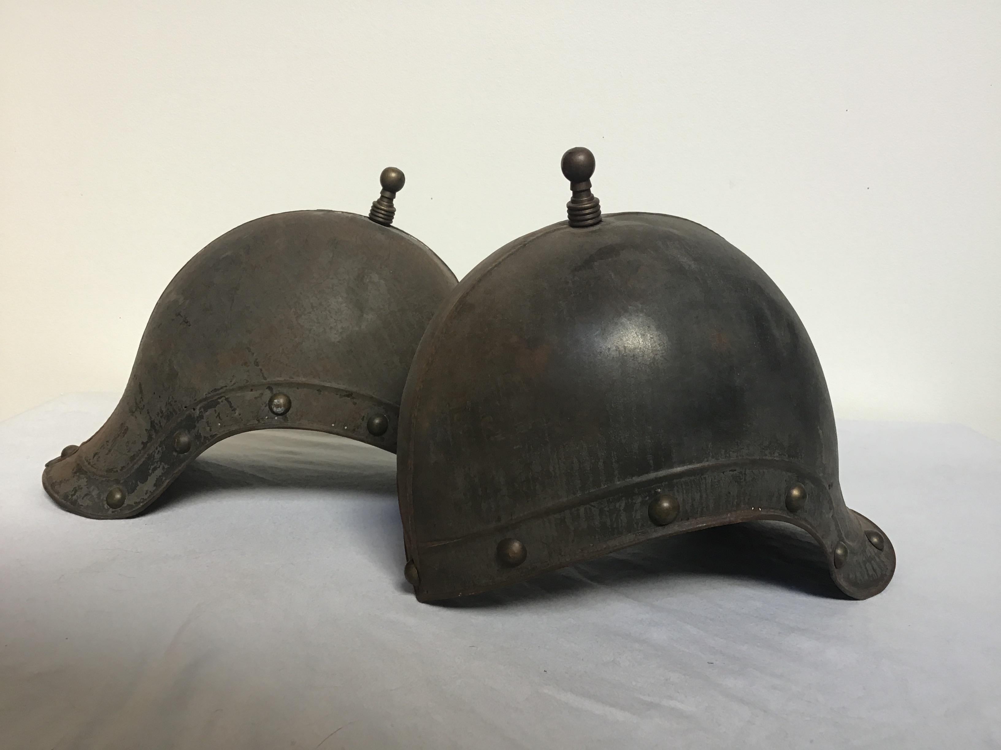 Paire de casques de soldats romains antiques en reproduction métallique des années 1930.