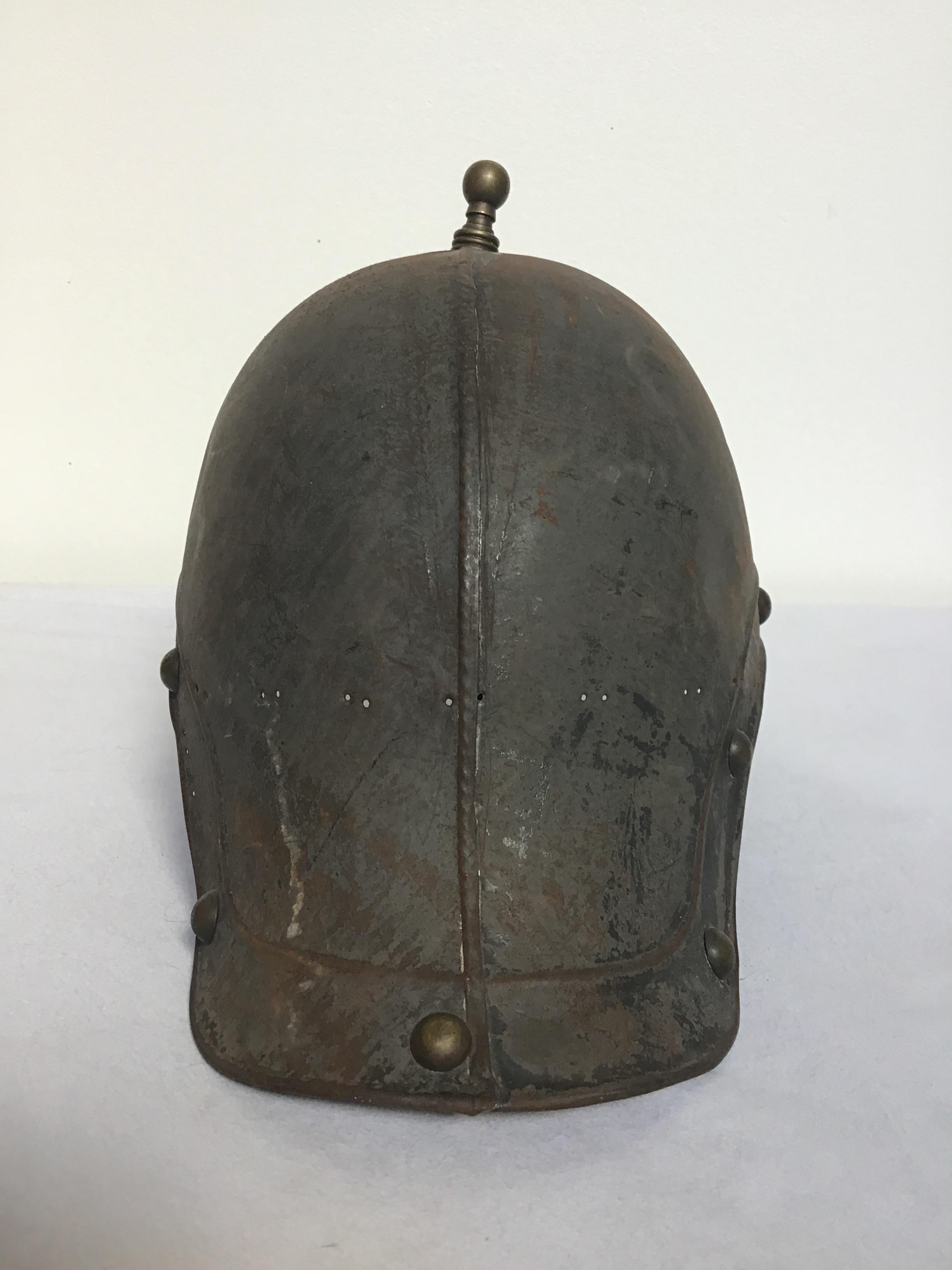 Paire de casques de soldats romains antiques reproduits des années 1930 Bon état - En vente à Tarrytown, NY