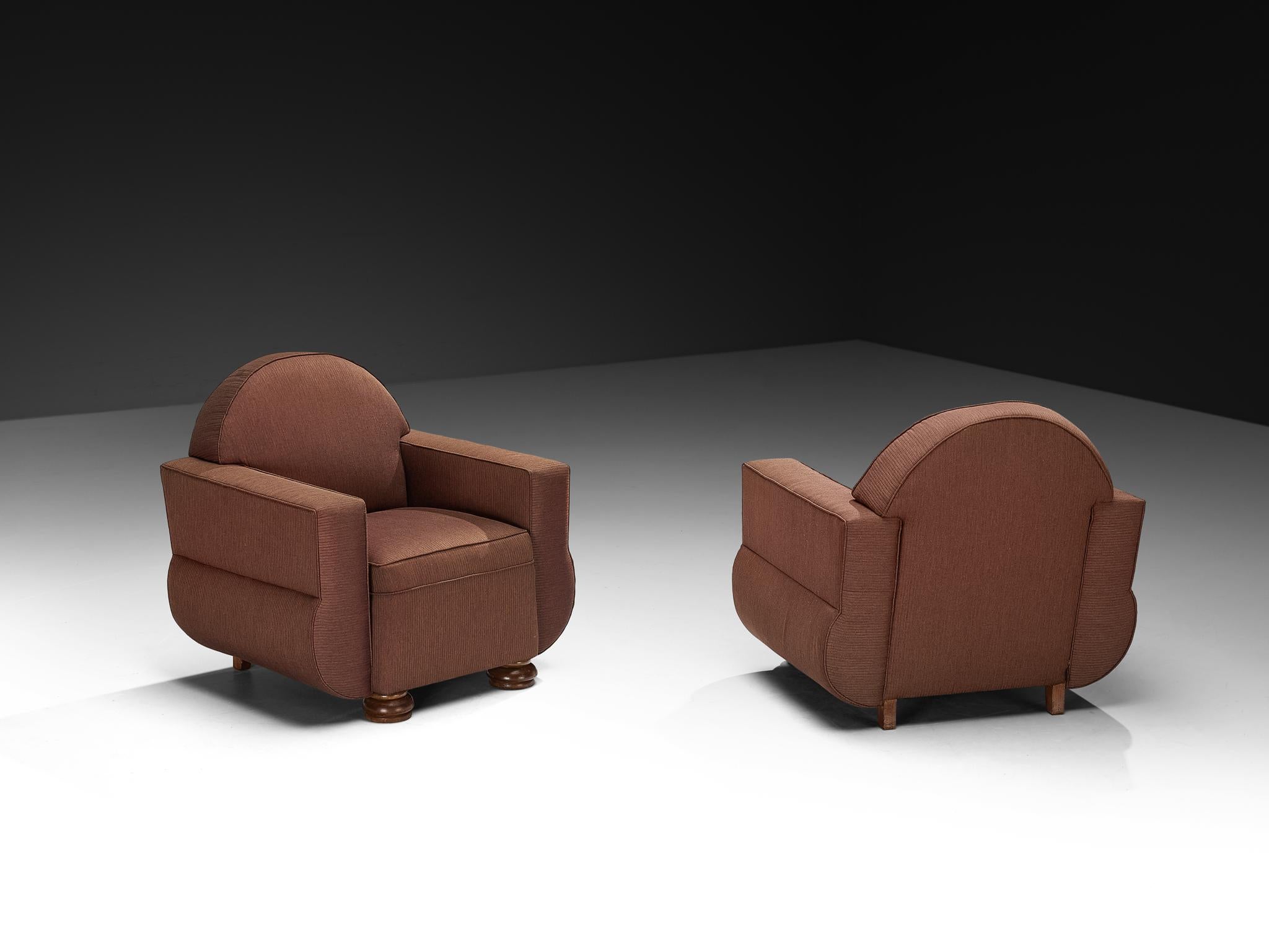 Paar Loungesessel, Buche, Stoff, Europa, 1930er Jahre

Dieses elegante Paar Loungesessel wurde in Europa während der Art-déco-Periode der 1930er Jahre hergestellt und zeichnet sich durch seine ungewöhnliche Form aus. Die kräftigen, abgerundeten
