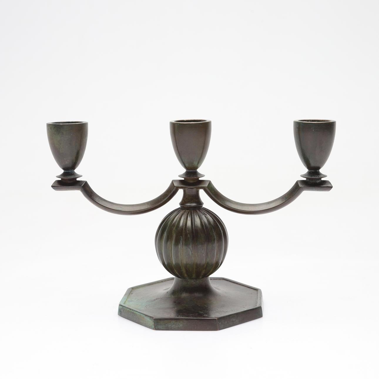 Art Déco Coppia di candelabri svedesi in bronzo degli anni '30 di Jacob Ängman per GAB in vendita