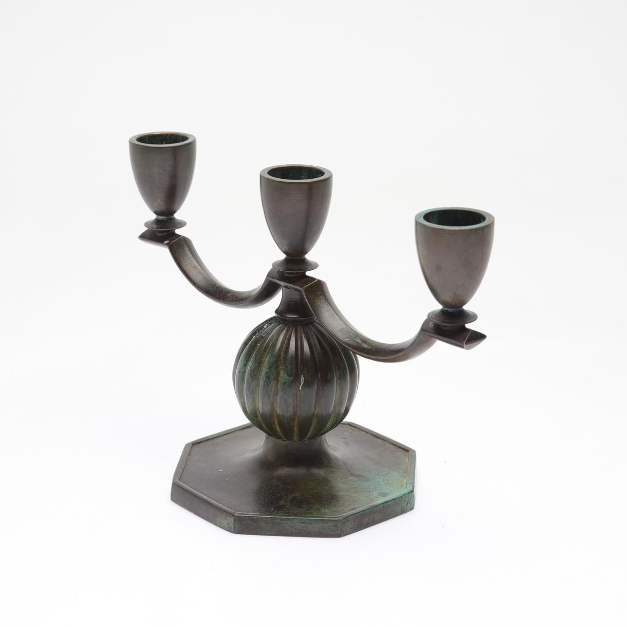 Svedese Coppia di candelabri svedesi in bronzo degli anni '30 di Jacob Ängman per GAB in vendita