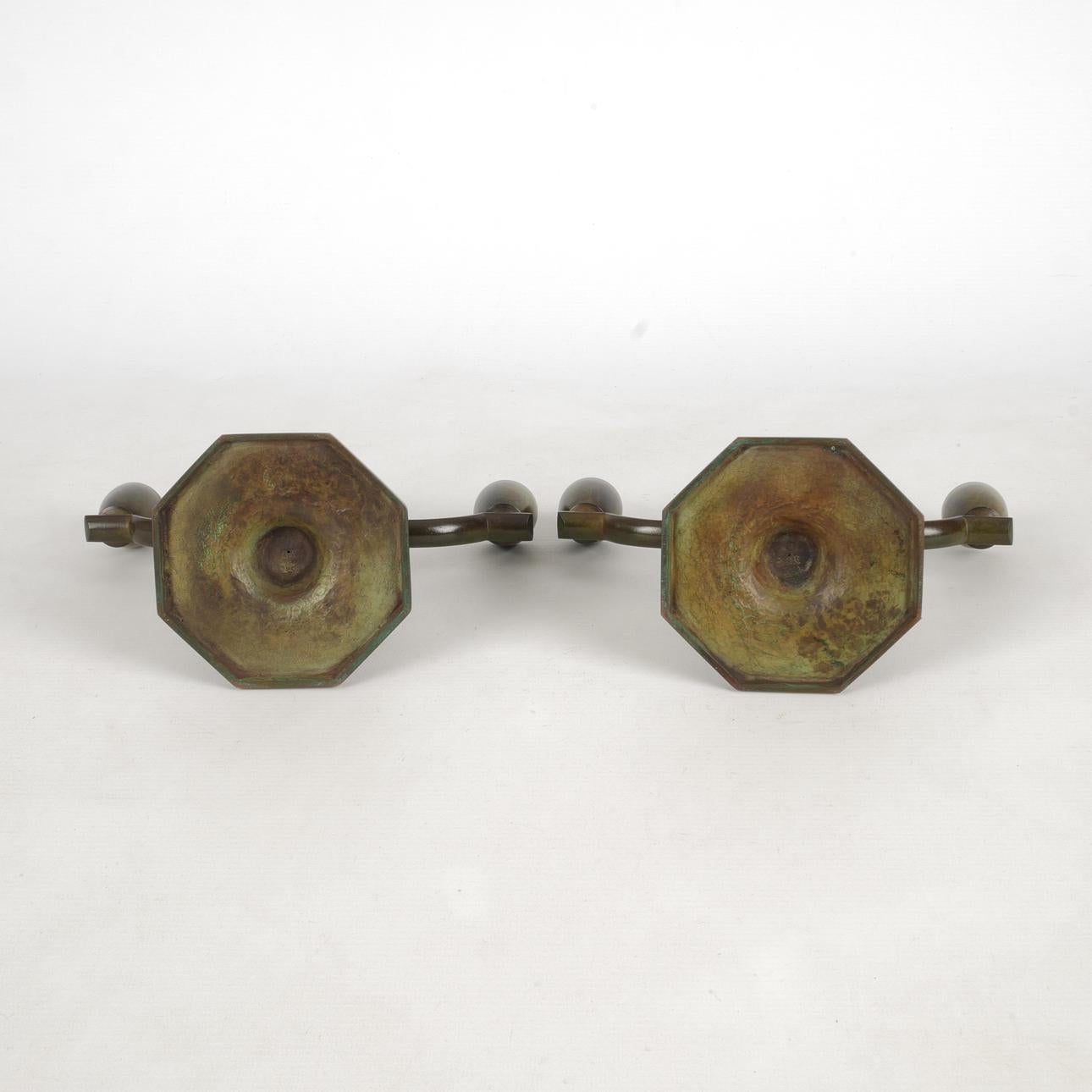 Metà XX secolo Coppia di candelabri svedesi in bronzo degli anni '30 di Jacob Ängman per GAB in vendita