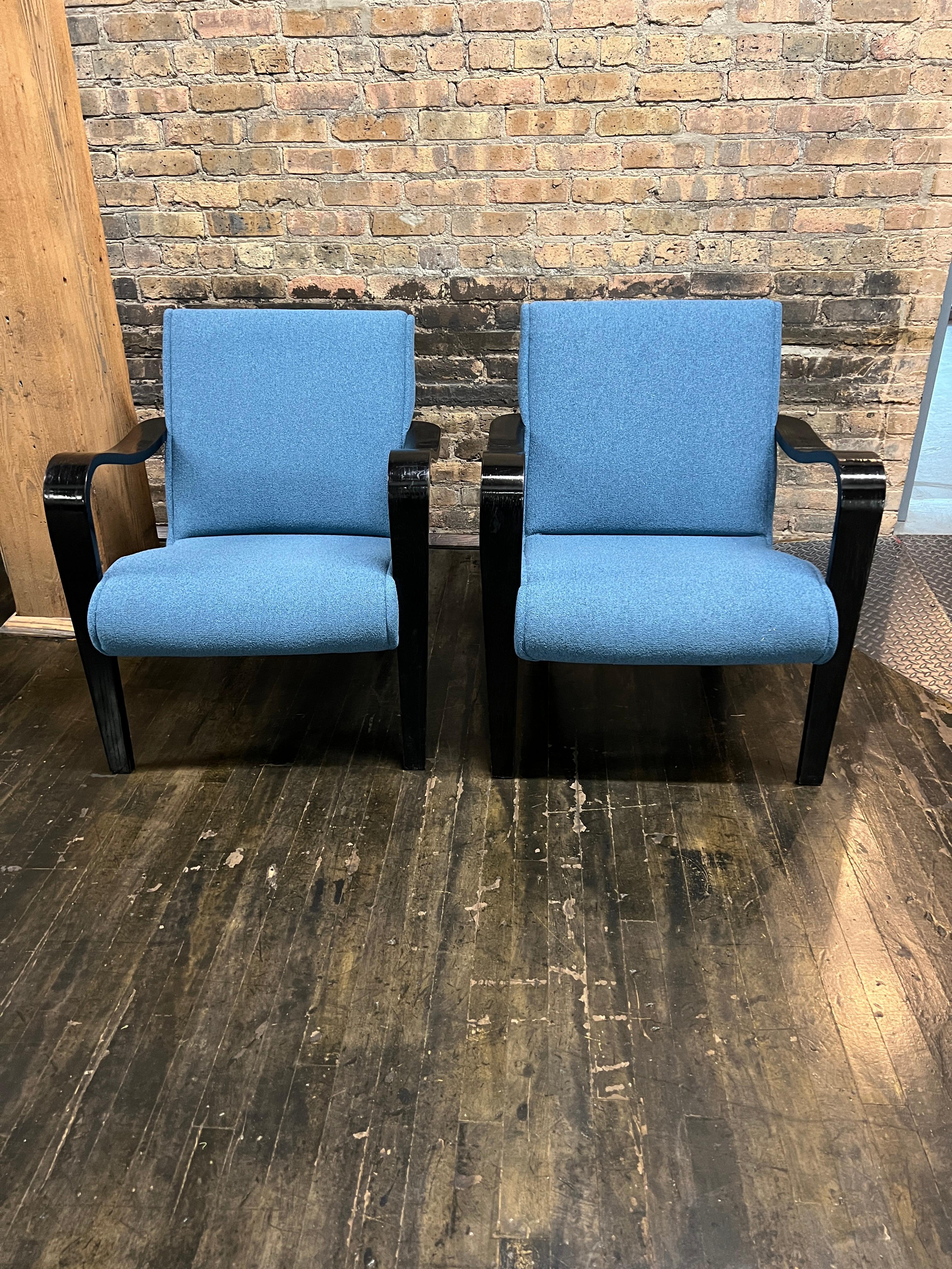 Cette belle paire de chaises longues en bois courbé des années 1930 de Thonet a été récemment retapissée dans un tissu performant de HBF textiles (Merci Boucle dans leur coloris Du Jour).  Les chaises présentent des accoudoirs et des pieds en bois