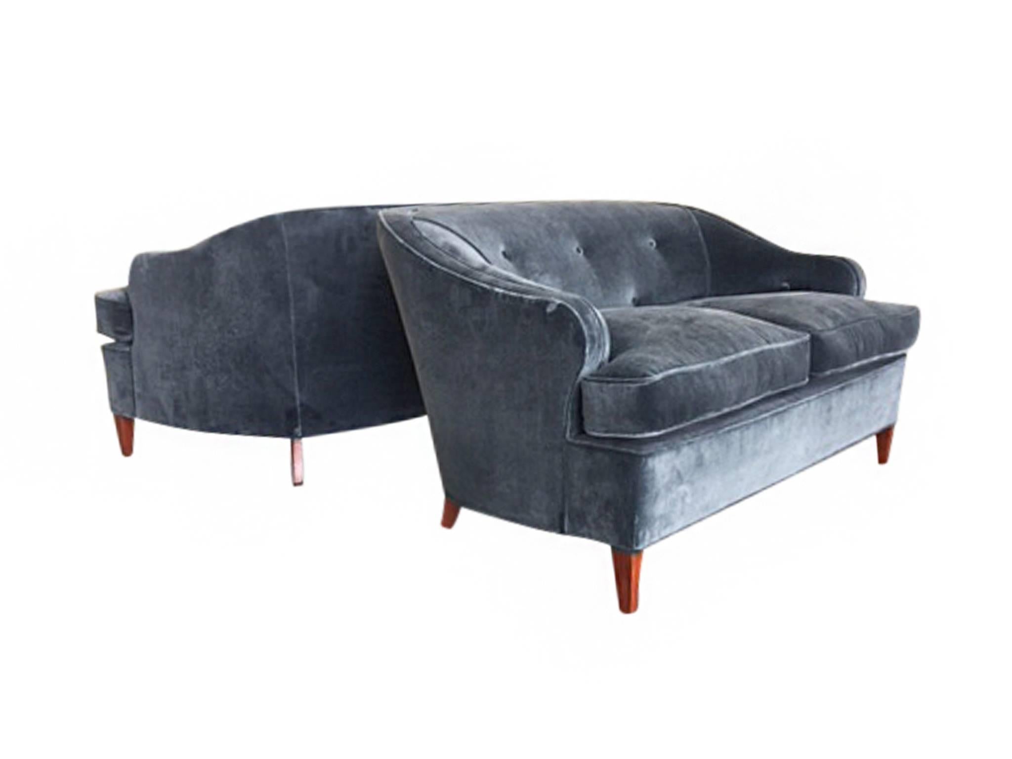 Pair of 1930s Tufted Art Deco Settees Reupholstered in Brushed Velvet In Excellent Condition In New York, NY