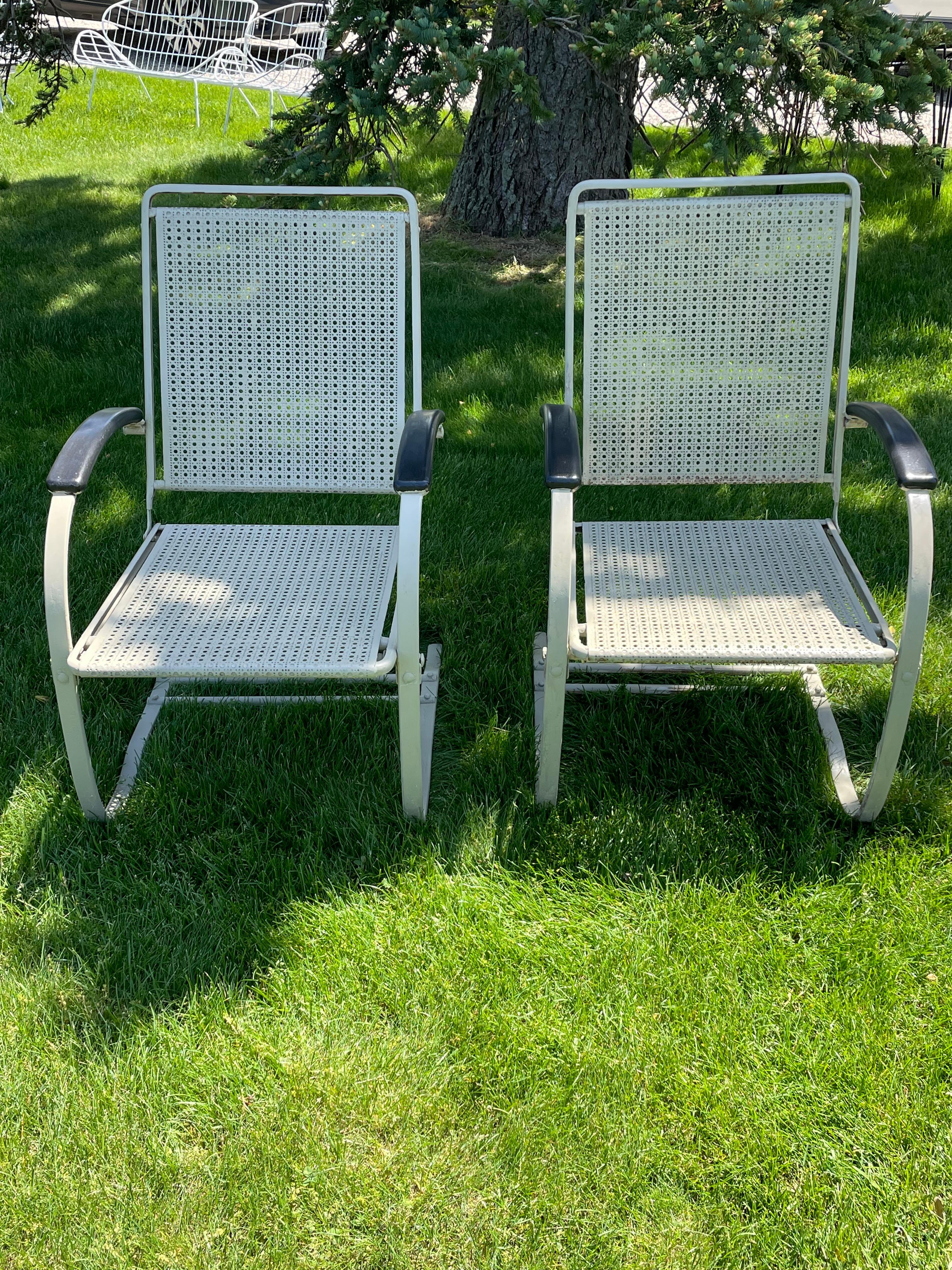 Paar der 1930er Jahre Howell Company Frühling Metall Rasen Stühle im Angebot 4