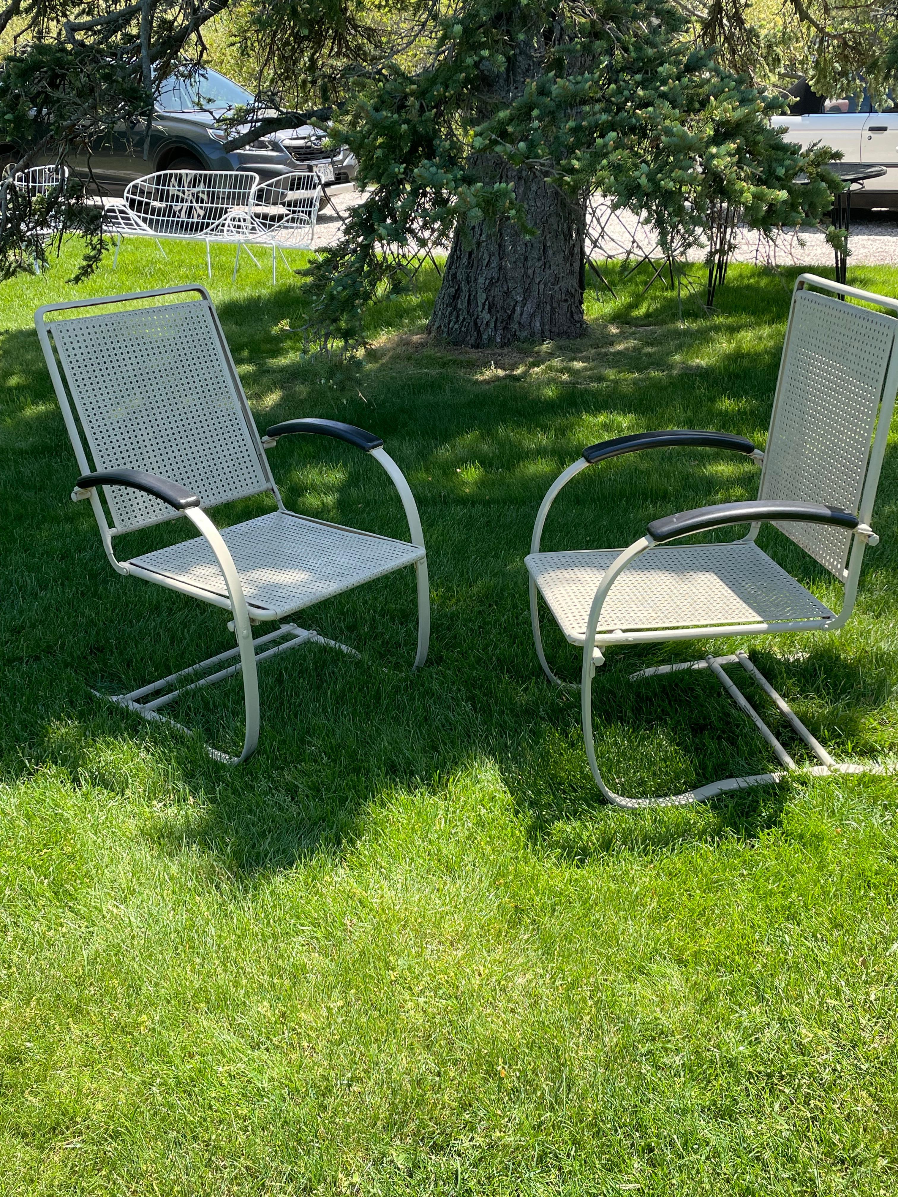 Paar der 1930er Jahre Howell Company Frühling Metall Rasen Stühle im Angebot 5