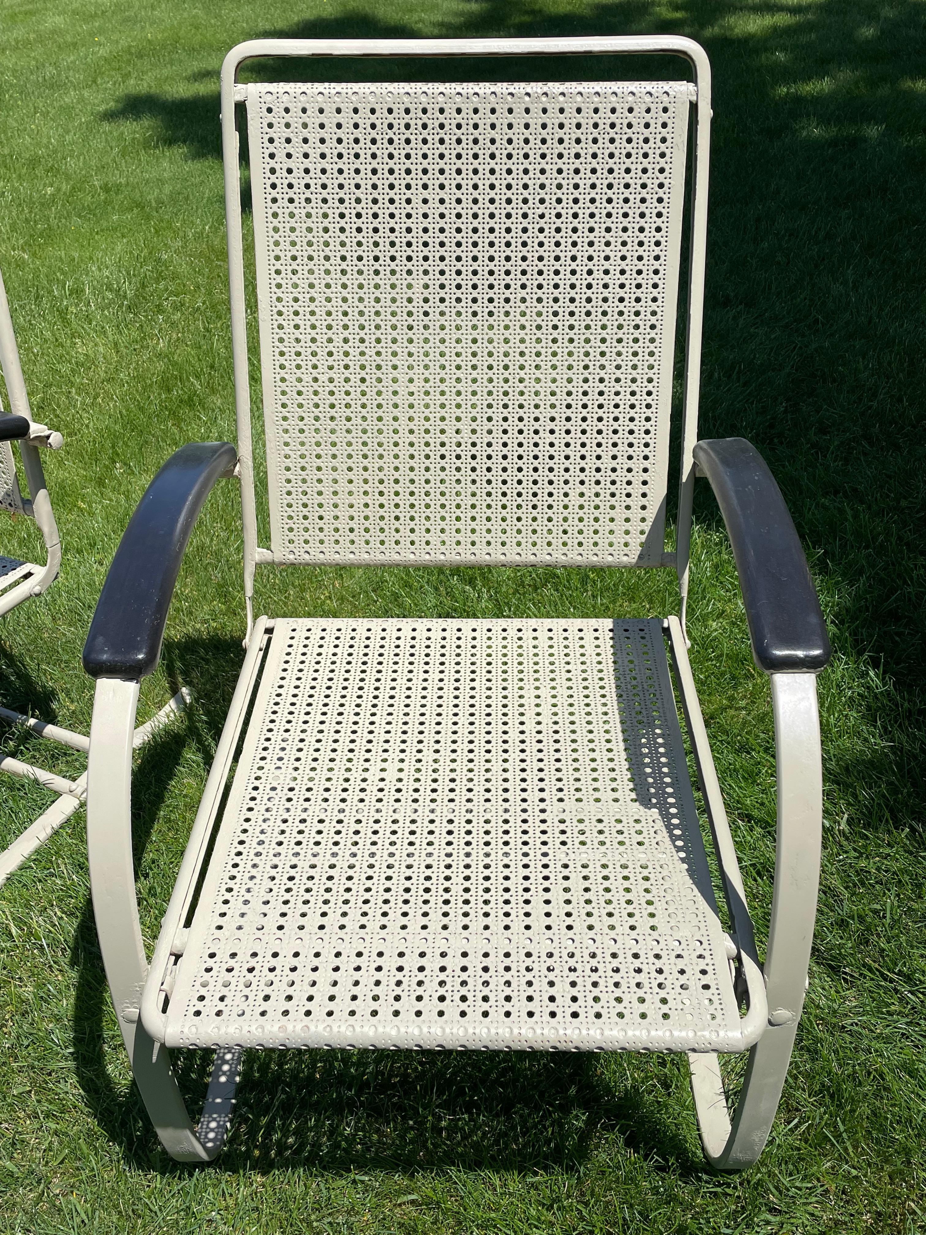 Paar seltene freischwingende Sessel mit hoher Rückenlehne. Diese Retro-Stühle wurden in den 1930er Jahren hergestellt und als Spring Lounge Chair #526 bezeichnet. Die Stühle sind mit Stahlarmen ausgestattet, die Ihr Körpergewicht absorbieren und