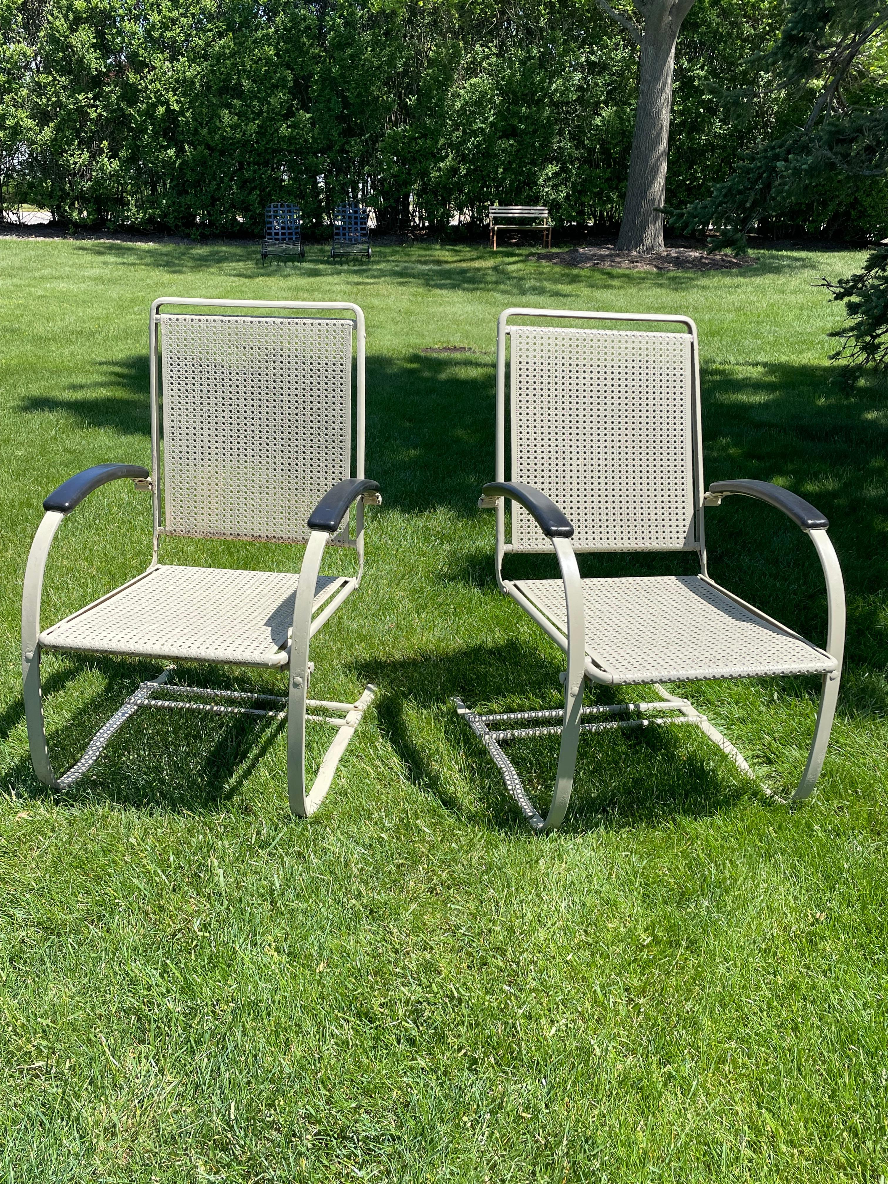 Paar der 1930er Jahre Howell Company Frühling Metall Rasen Stühle (Maschinenzeitalter) im Angebot
