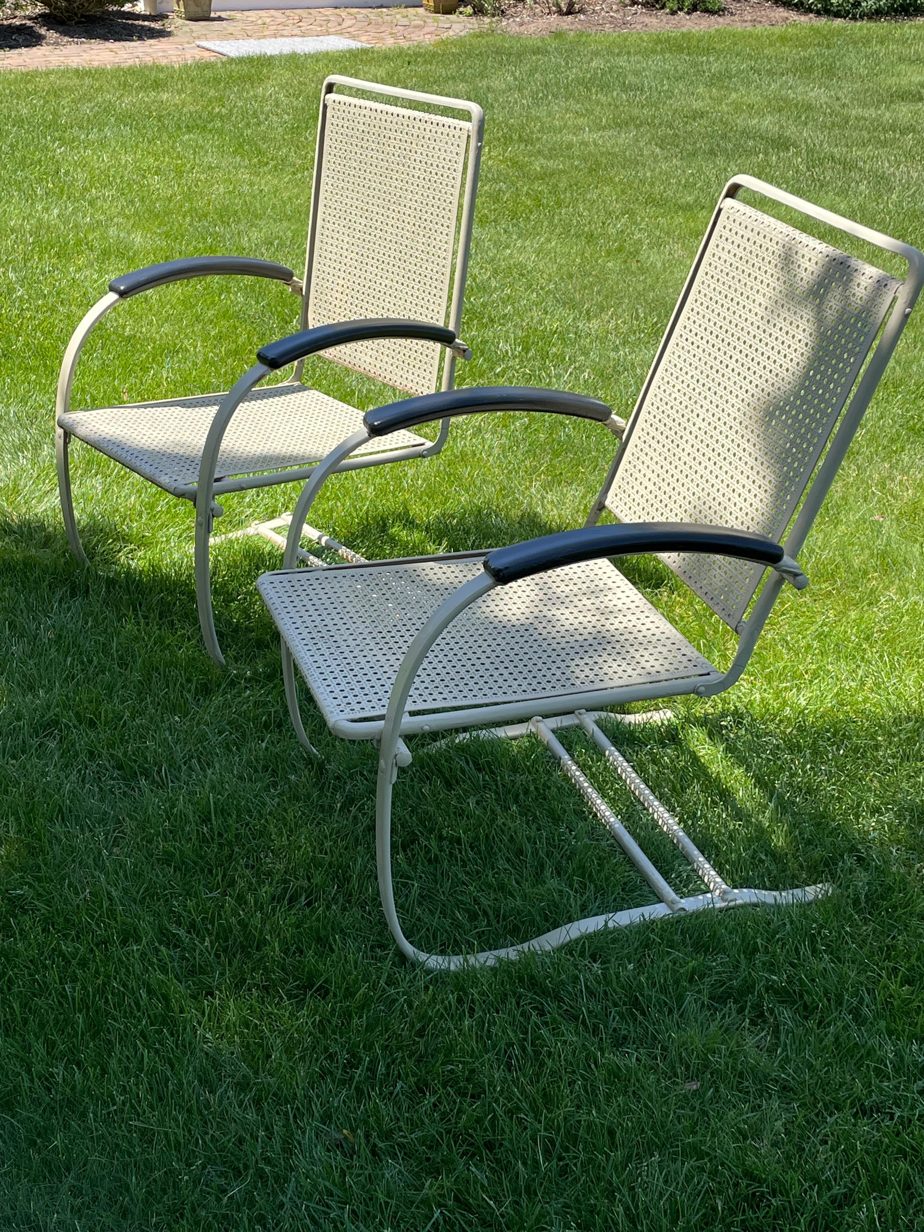 Paar der 1930er Jahre Howell Company Frühling Metall Rasen Stühle im Angebot 1