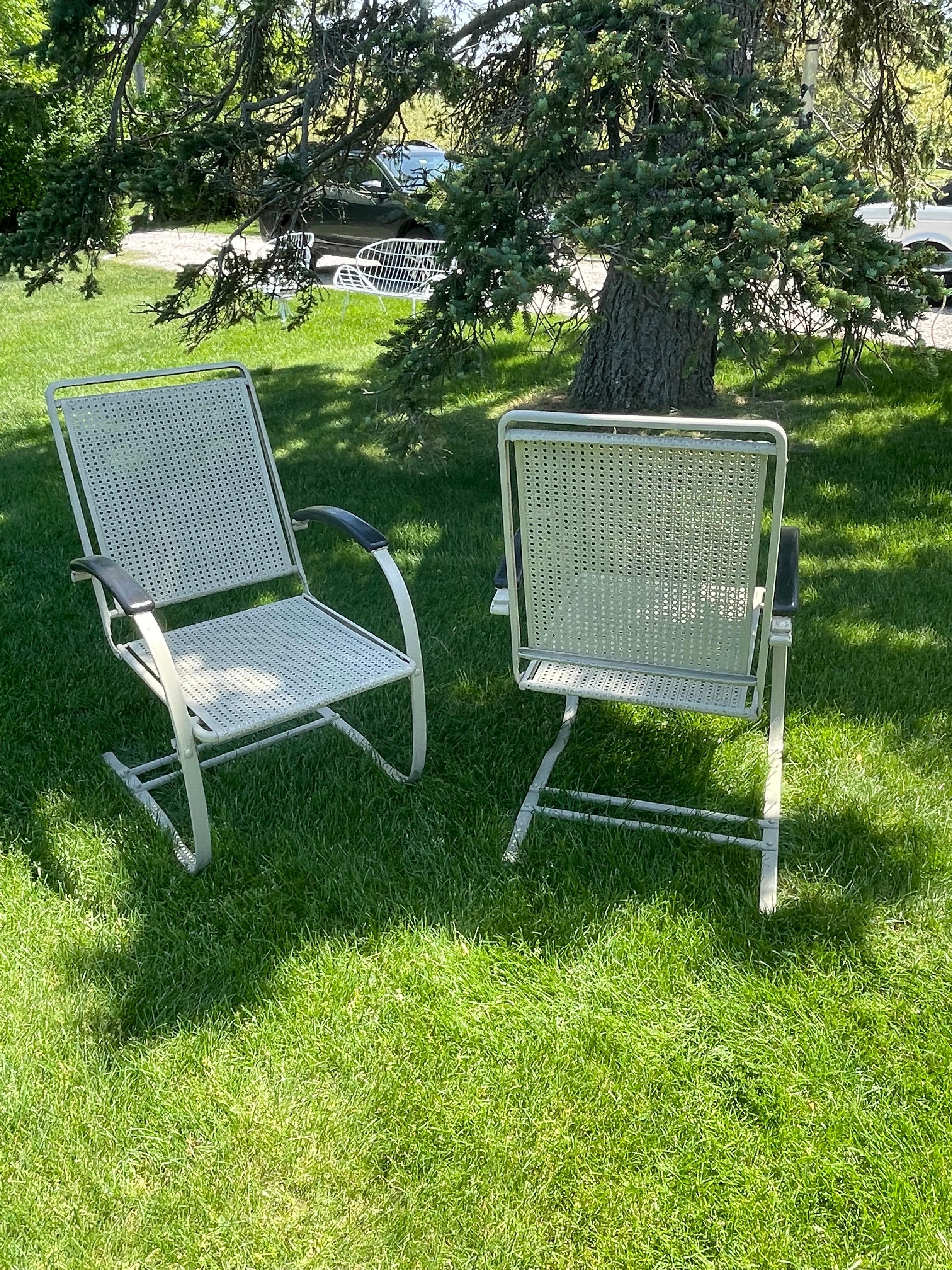 Paar der 1930er Jahre Howell Company Frühling Metall Rasen Stühle im Angebot 3