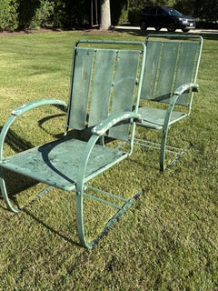 Paire de chaises de jardin en métal à ressort Howell Company des années 1930 Model No 575