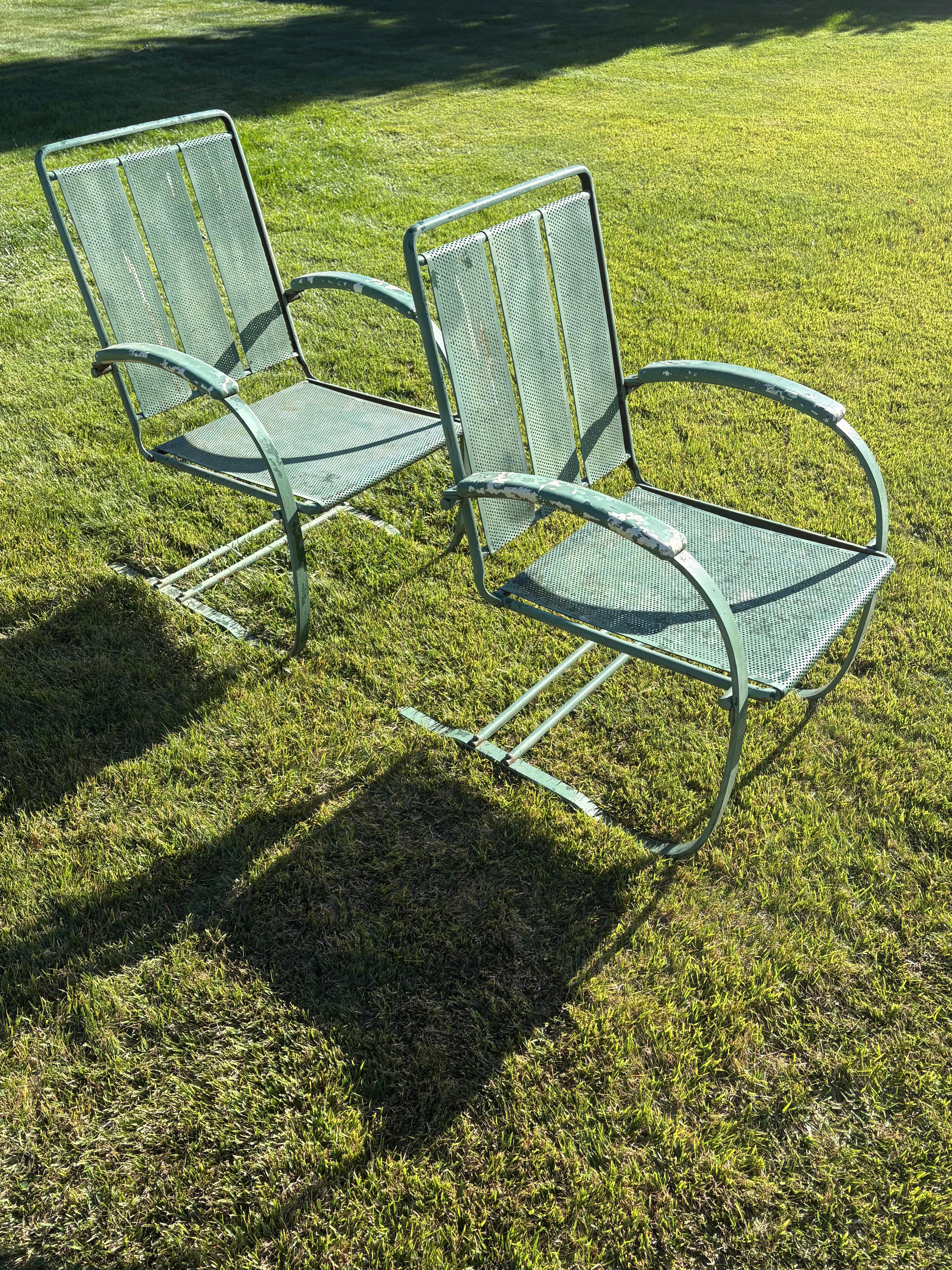 Machine Age Coppia di sedie da giardino in metallo a molla Howell Company degli anni '30, modello PS575 in vendita