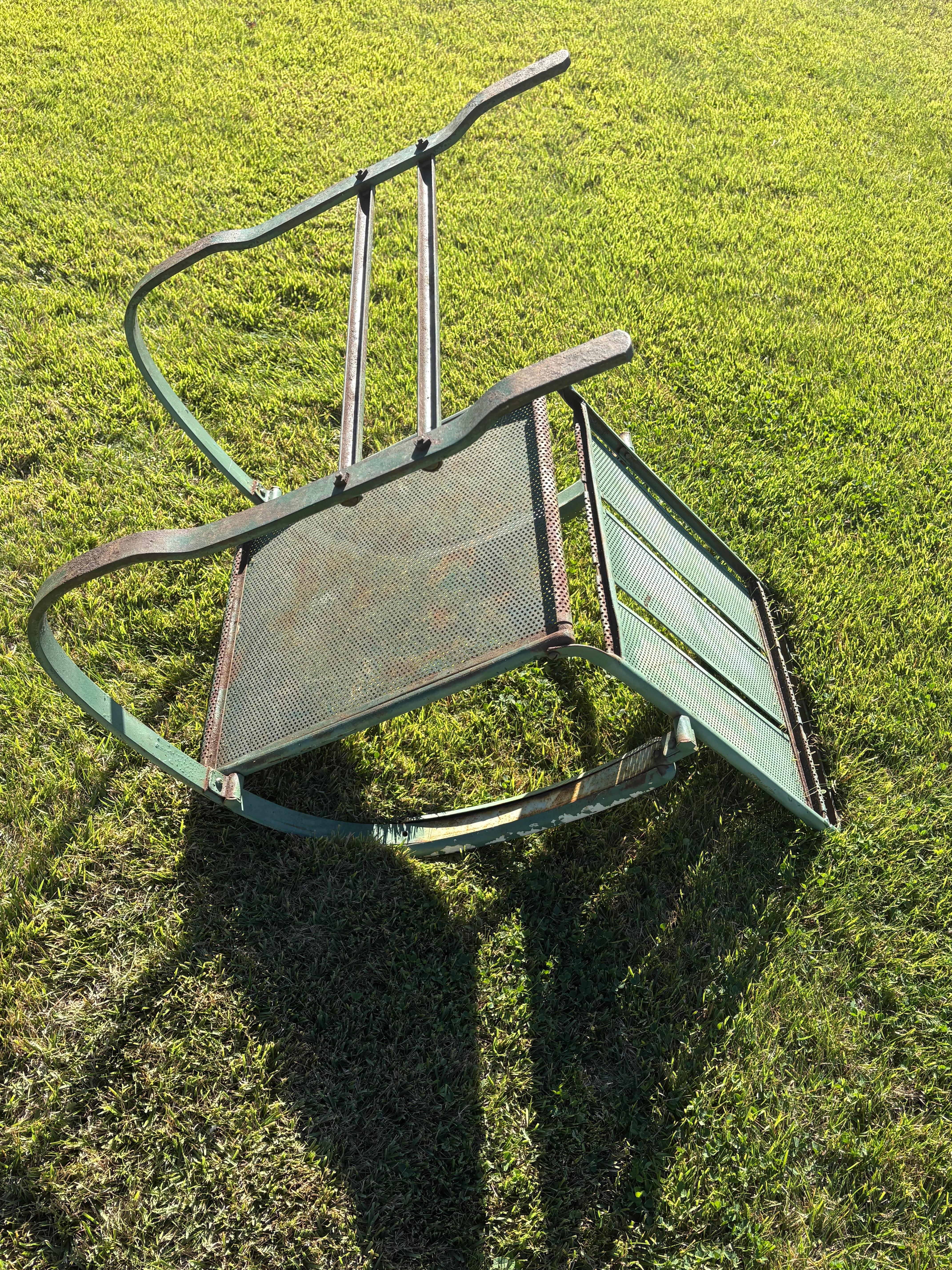 Coppia di sedie da giardino in metallo a molla Howell Company degli anni '30, modello PS575 In condizioni buone in vendita a New York, NY
