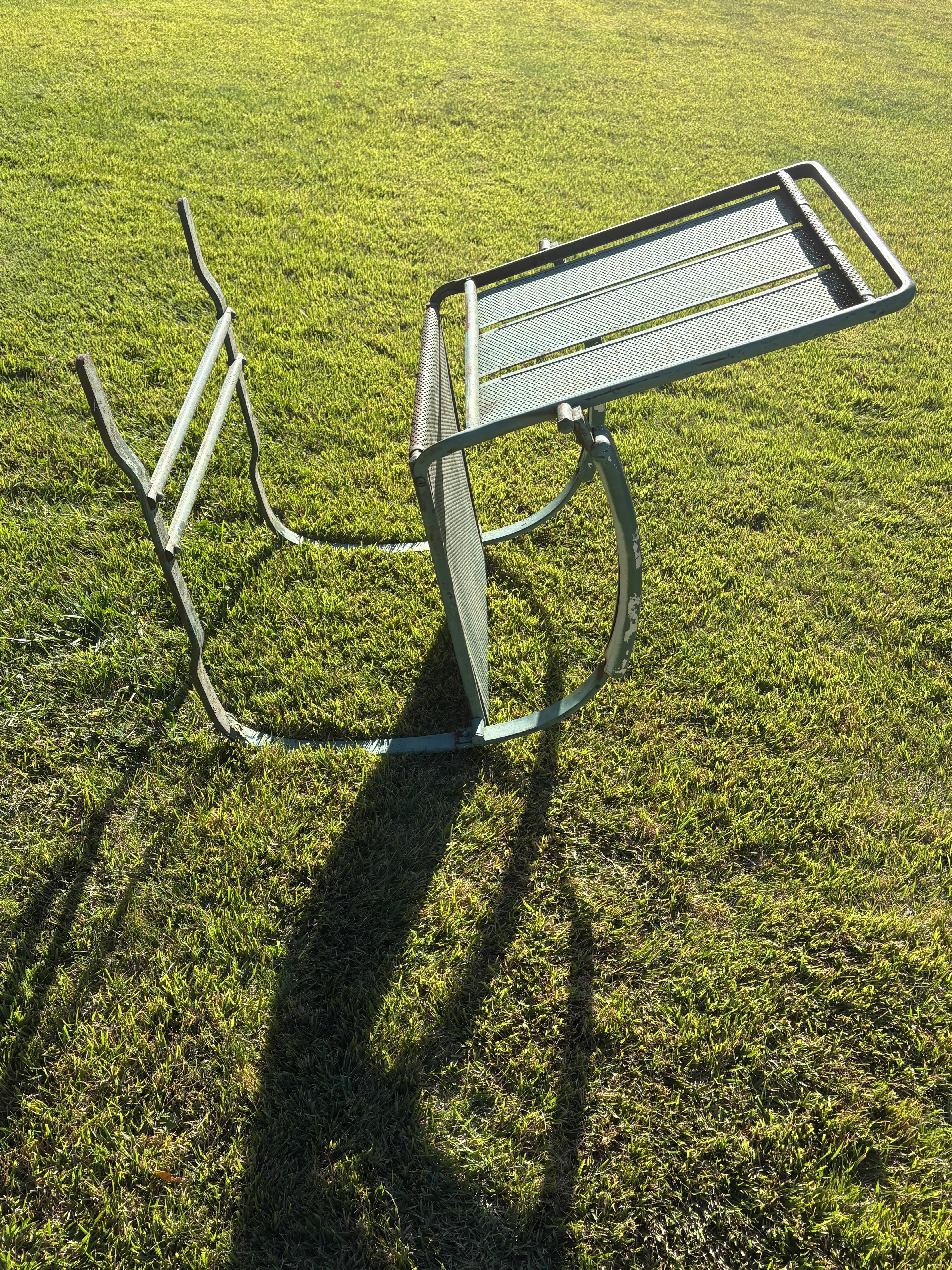 XX secolo Coppia di sedie da giardino in metallo a molla Howell Company degli anni '30, modello PS575 in vendita