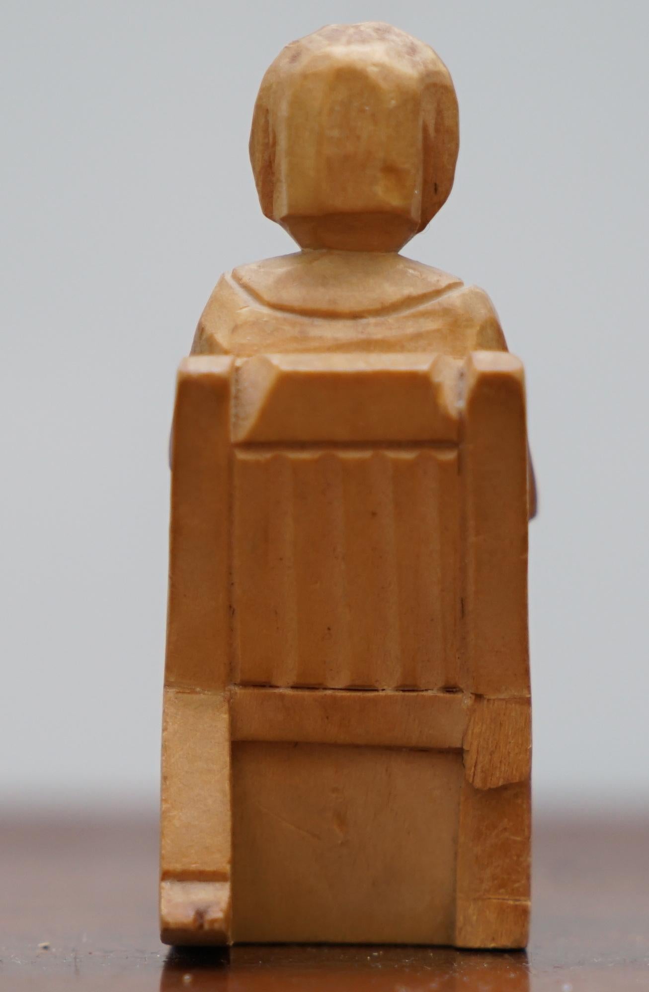 Pareja de 1938 Andre Bourgault Estatuas miniaturizadas de madera tallada Pareja de mecedoras en Desgastado estado para la venta en West Sussex, Pulborough