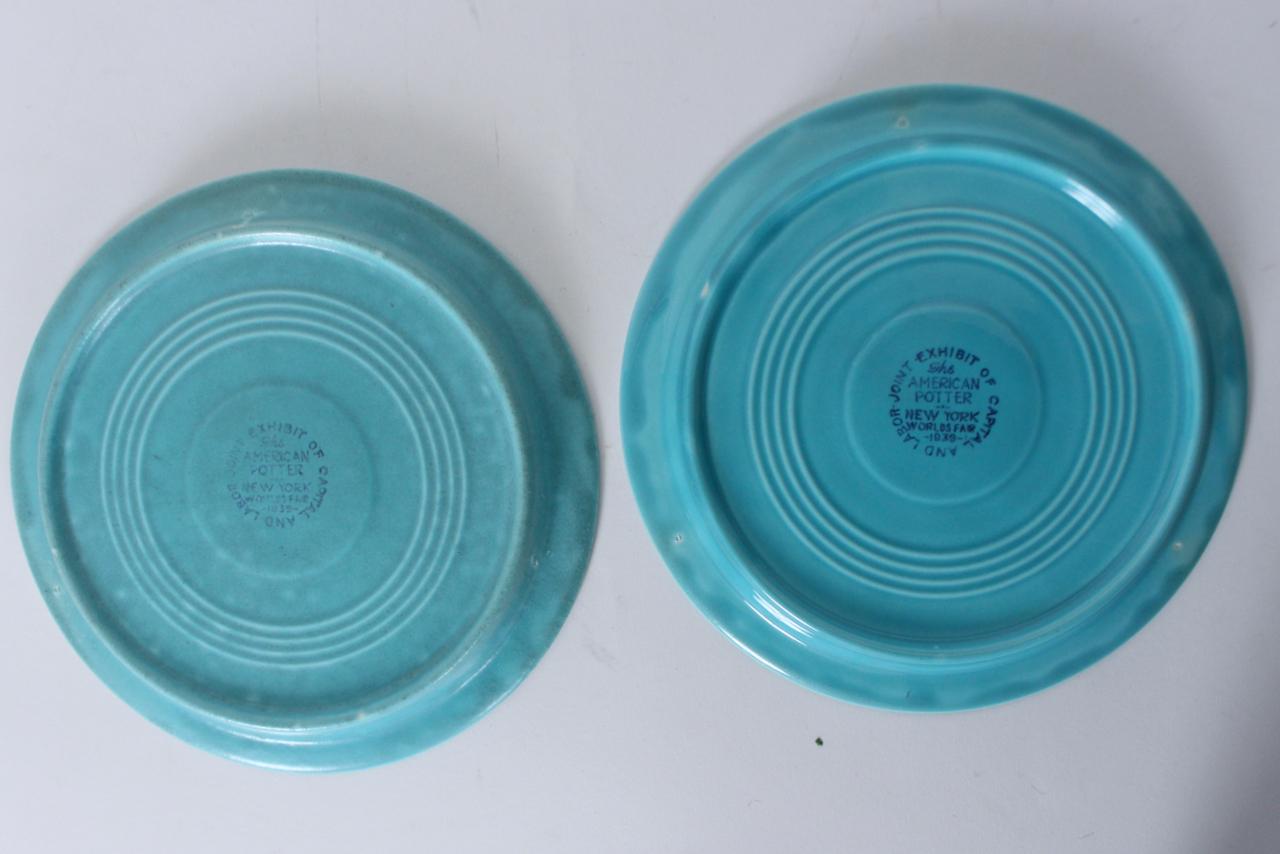 Coppia di piatti souvenir in ceramica turchese dell'Esposizione Universale del 1939 Capital & Labor in vendita 2