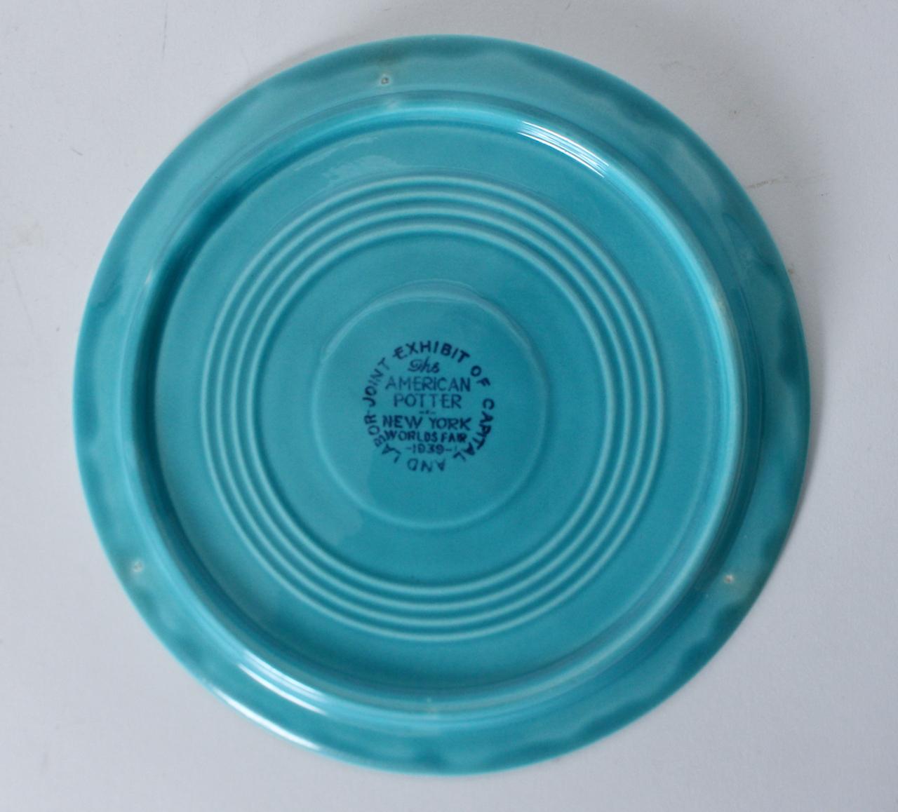 Coppia di piatti souvenir in ceramica turchese dell'Esposizione Universale del 1939 Capital & Labor in vendita 3