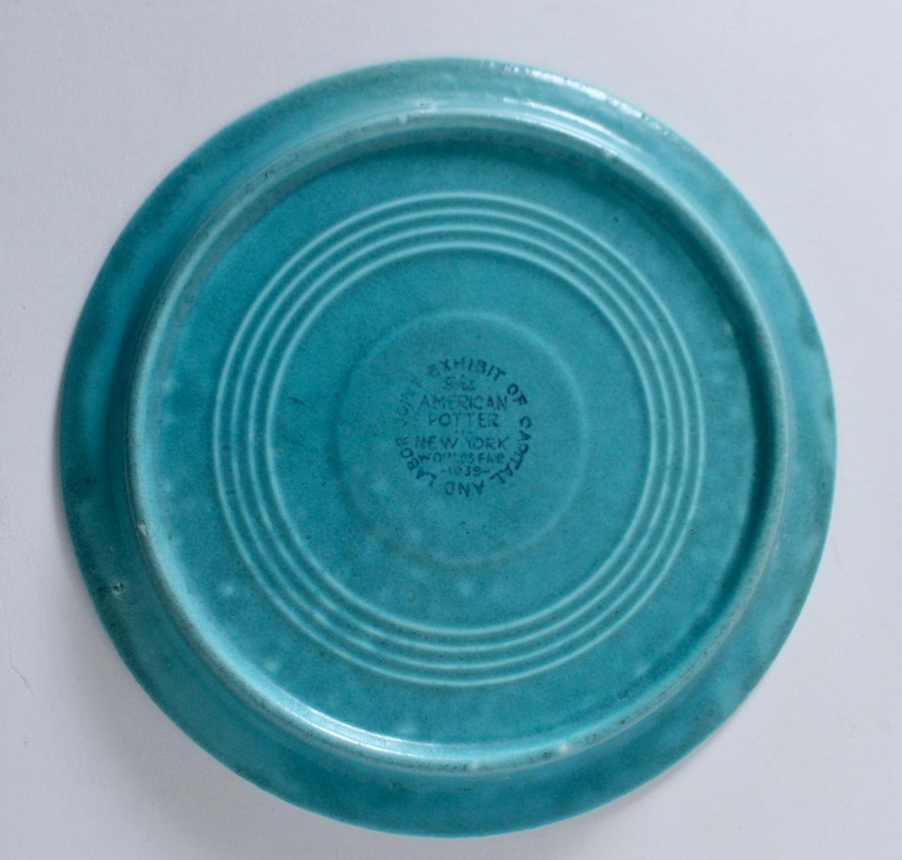 Coppia di piatti souvenir in ceramica turchese dell'Esposizione Universale del 1939 Capital & Labor in vendita 4