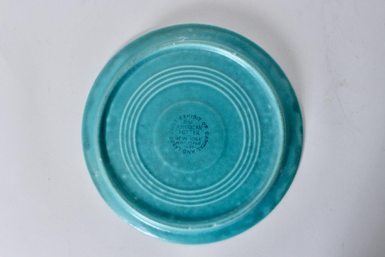 Coppia di piatti souvenir in ceramica turchese dell'Esposizione Universale del 1939 Capital & Labor in vendita 5