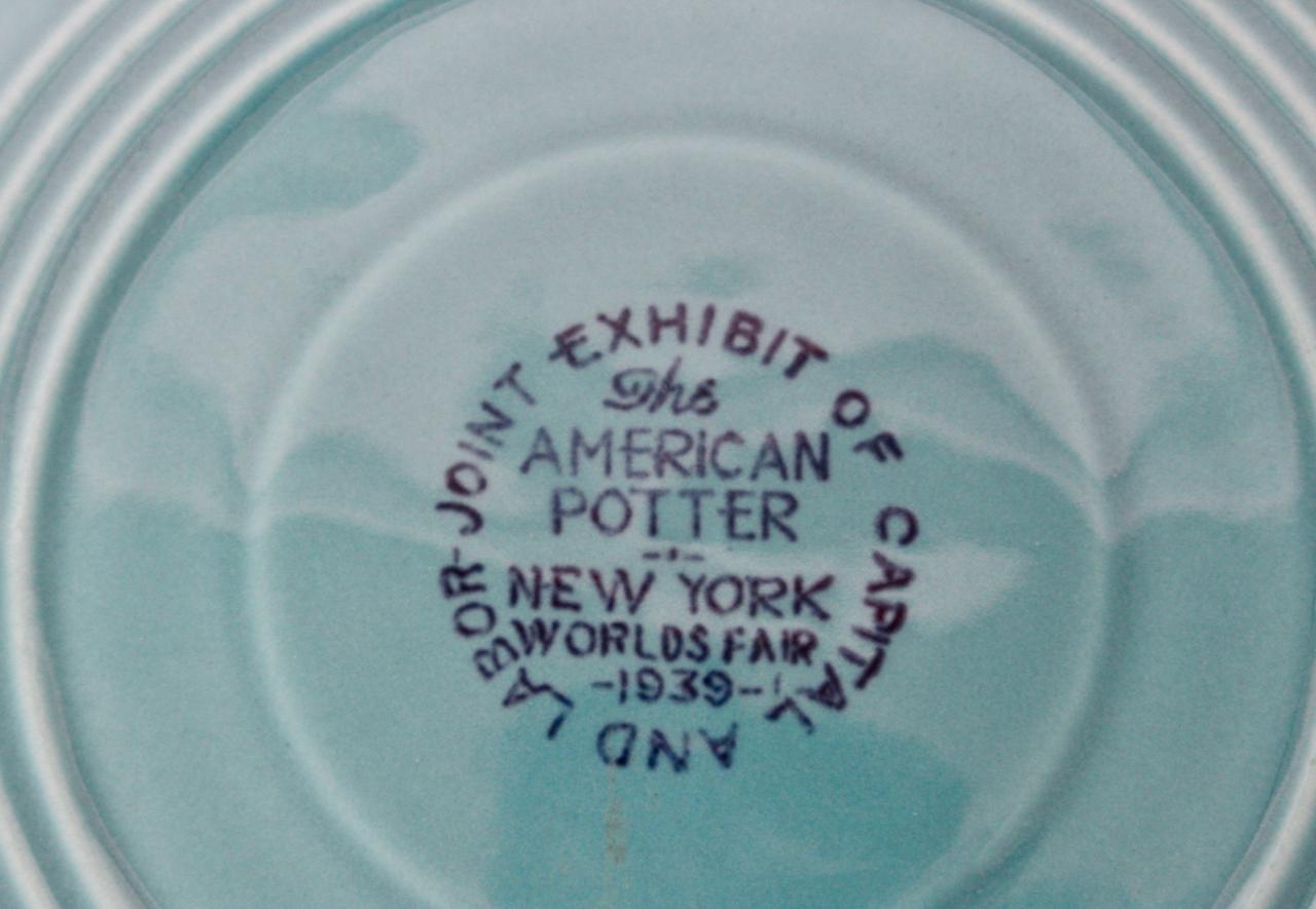 Coppia di piatti souvenir in ceramica turchese dell'Esposizione Universale del 1939 Capital & Labor in vendita 6
