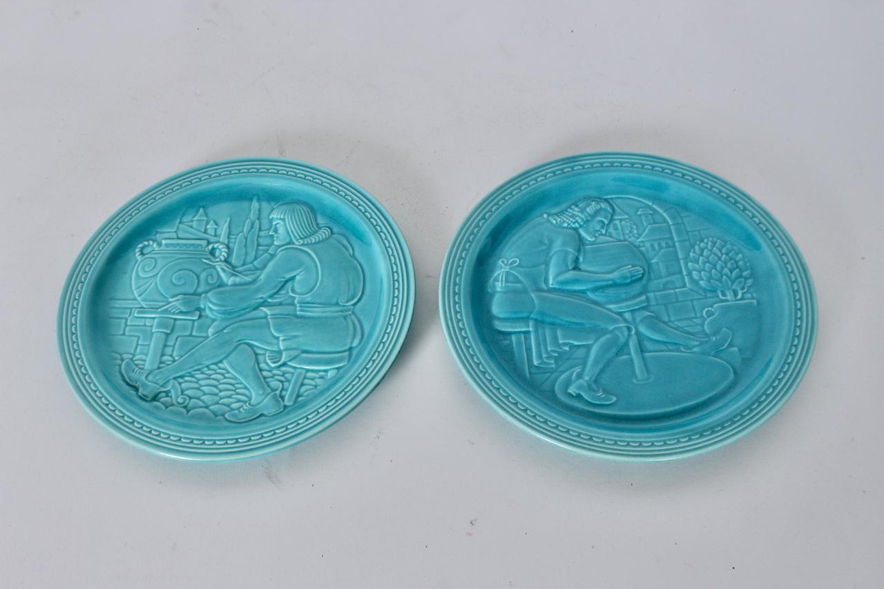 Coppia di piatti souvenir in ceramica smaltata dell'Esposizione Universale del 1939 di Homer Laughlin. Due piatti circolari Aqua, smaltati e dalla texture liscia, realizzati per la mostra World's Fair America Potter del 1939 con Thrower at the Wheel