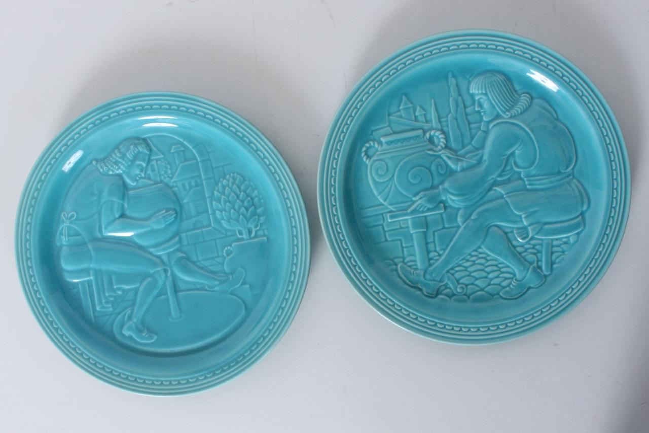 Smaltato Coppia di piatti souvenir in ceramica turchese dell'Esposizione Universale del 1939 Capital & Labor in vendita