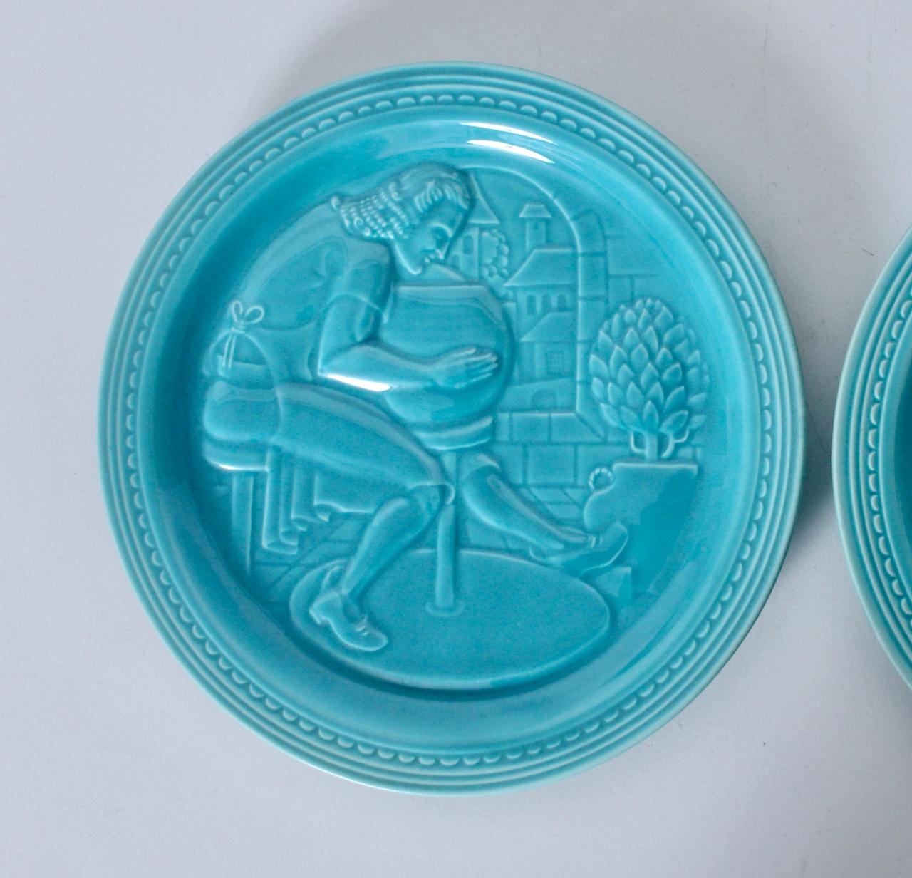 Metà XX secolo Coppia di piatti souvenir in ceramica turchese dell'Esposizione Universale del 1939 Capital & Labor in vendita