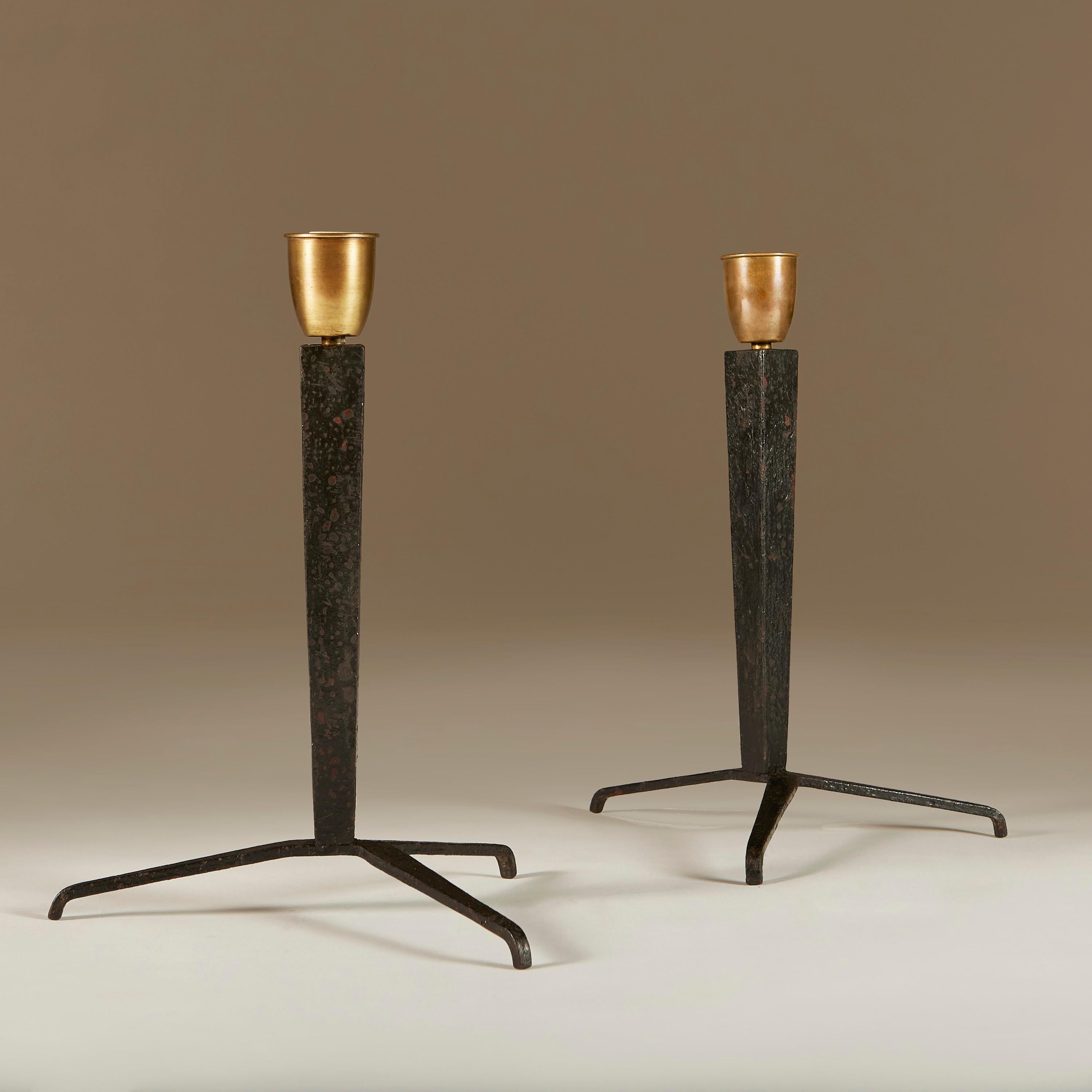 Ces lampes de table exceptionnelles témoignent de la maîtrise de Jean-Michel Franks en matière de lignes minimalistes parfaitement équilibrées, avec leurs pieds effilés, leur texture exquise et leurs détails précis. Exécuté par Comte à Buenos Aires,