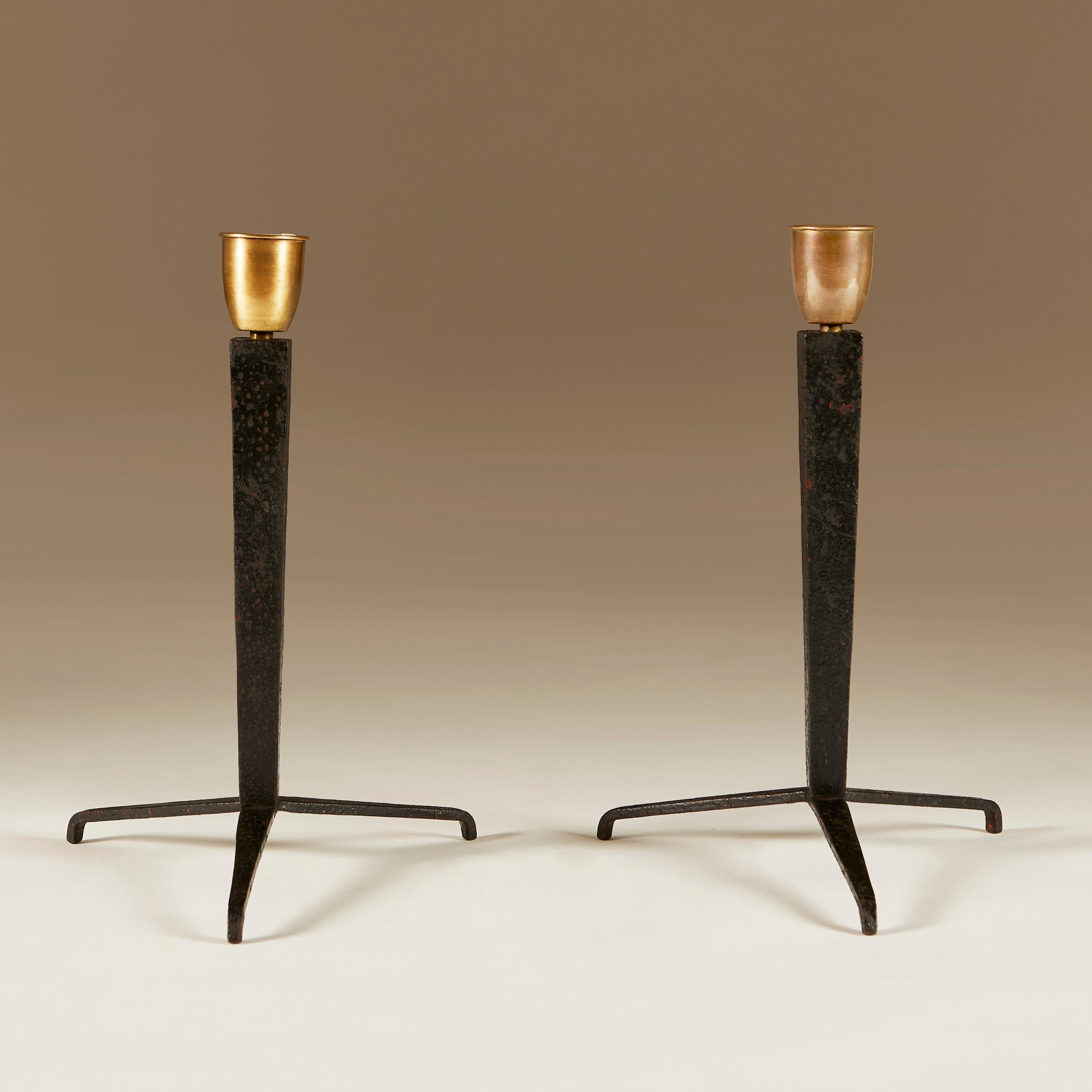 Argentin Paire de lampes de table tripodes en fer de Jean-Michel Frank, 1940 en vente