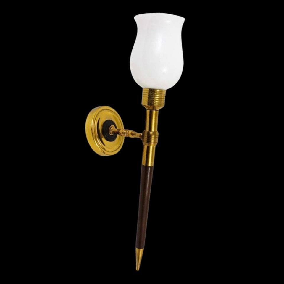 Pareja de candelabros franceses de latón y madera de los años 40 - 50 mediados del siglo XX en venta