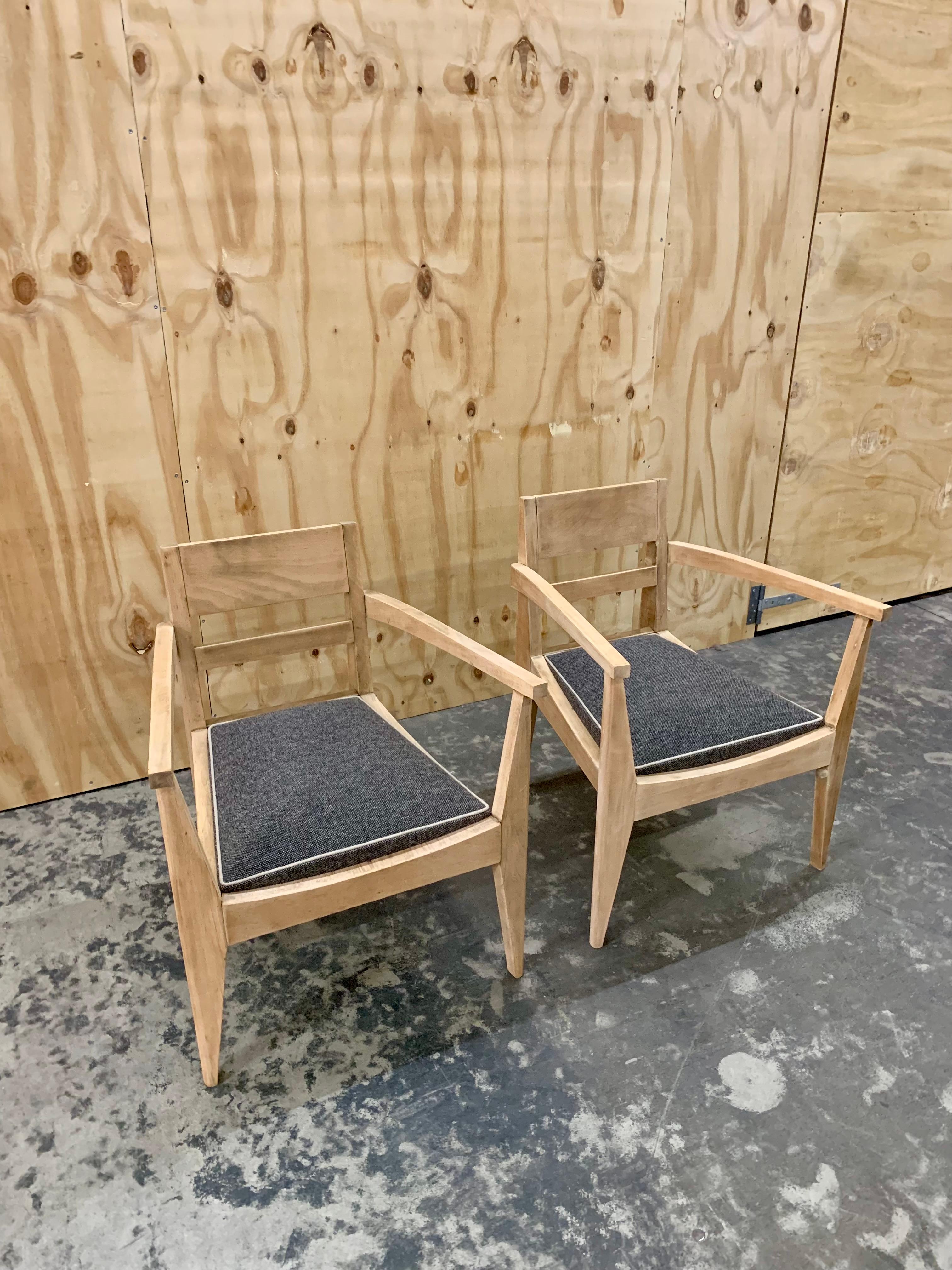 Elegante coppia di poltrone in legno di Oak risalenti agli anni '40 circa. Le sedie sono state carteggiate per essere rifinite e i sedili sono stati recentemente tappezzati, ma possono essere facilmente rifatti se lo si desidera.     