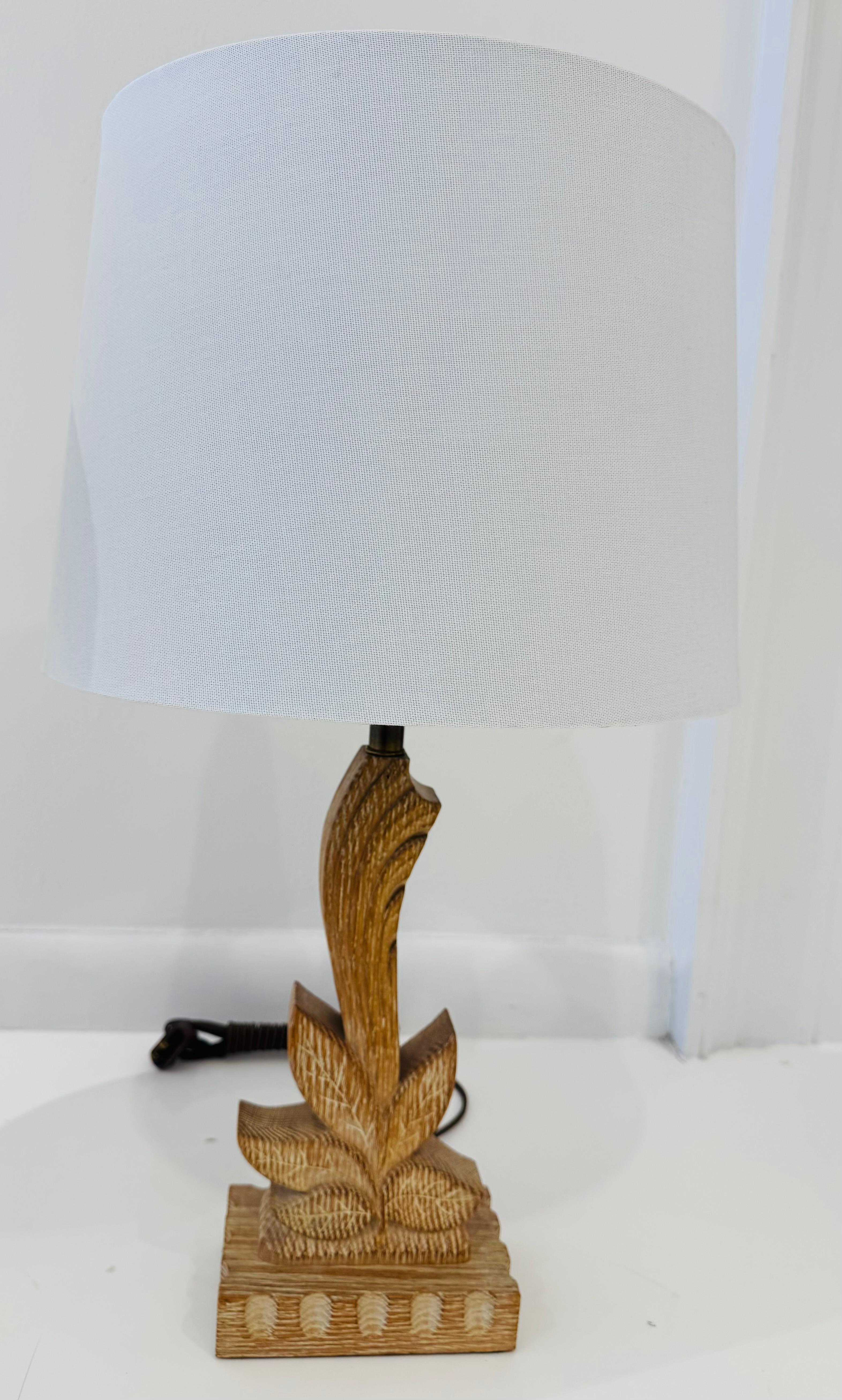 Art déco Paire de lampes de table Heifetz en bois sculpté Art Déco des années 1940 en vente