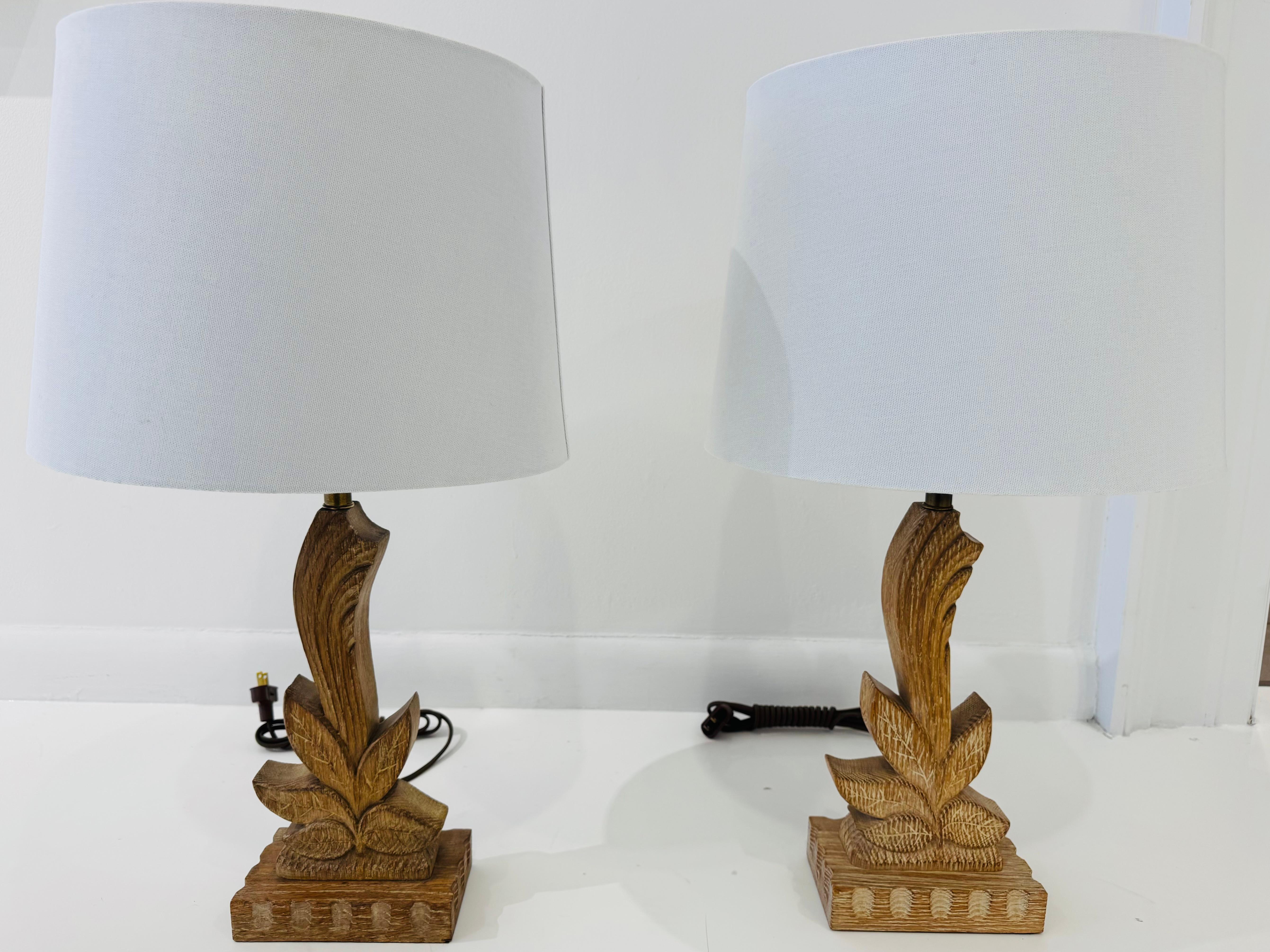 Américain Paire de lampes de table Heifetz en bois sculpté Art Déco des années 1940 en vente