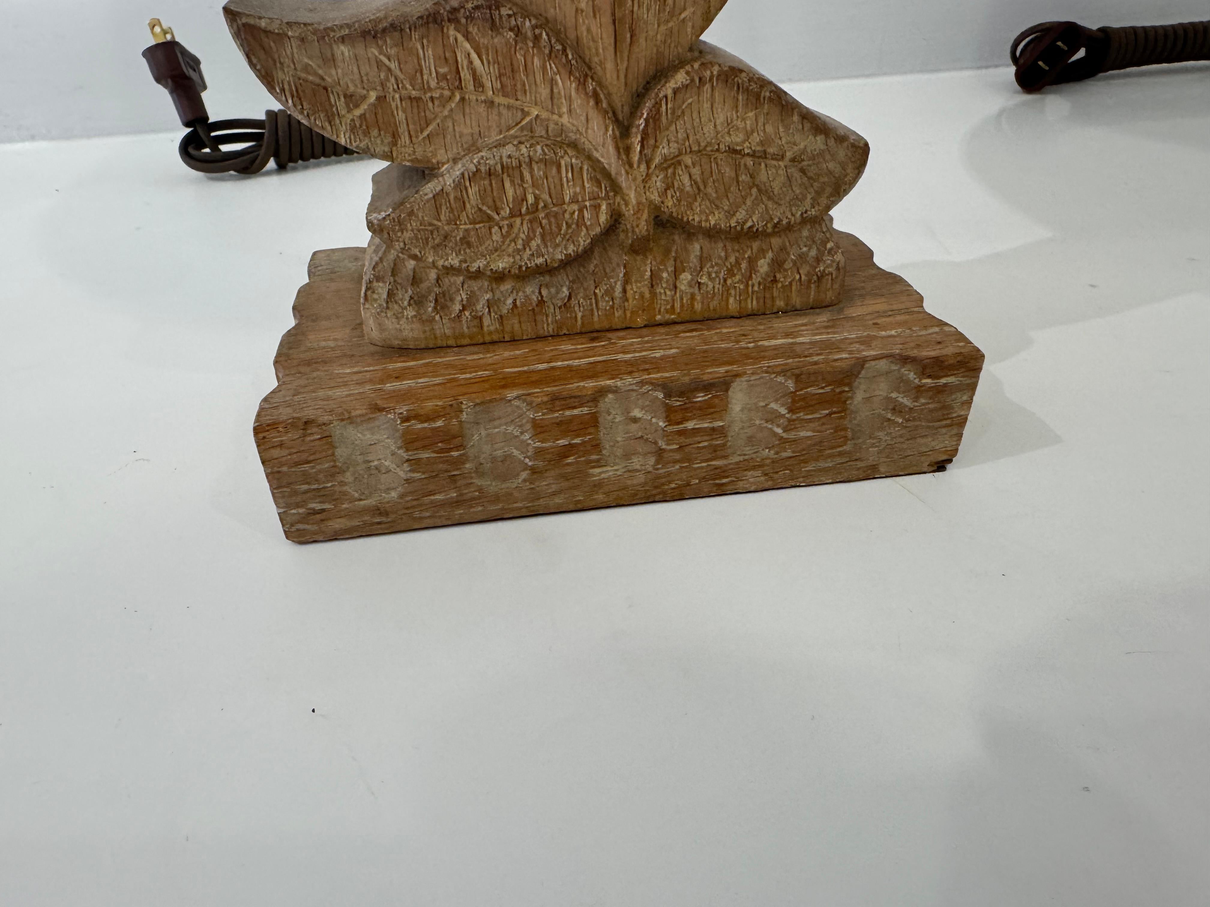 Paire de lampes de table Heifetz en bois sculpté Art Déco des années 1940 Bon état - En vente à New York, NY