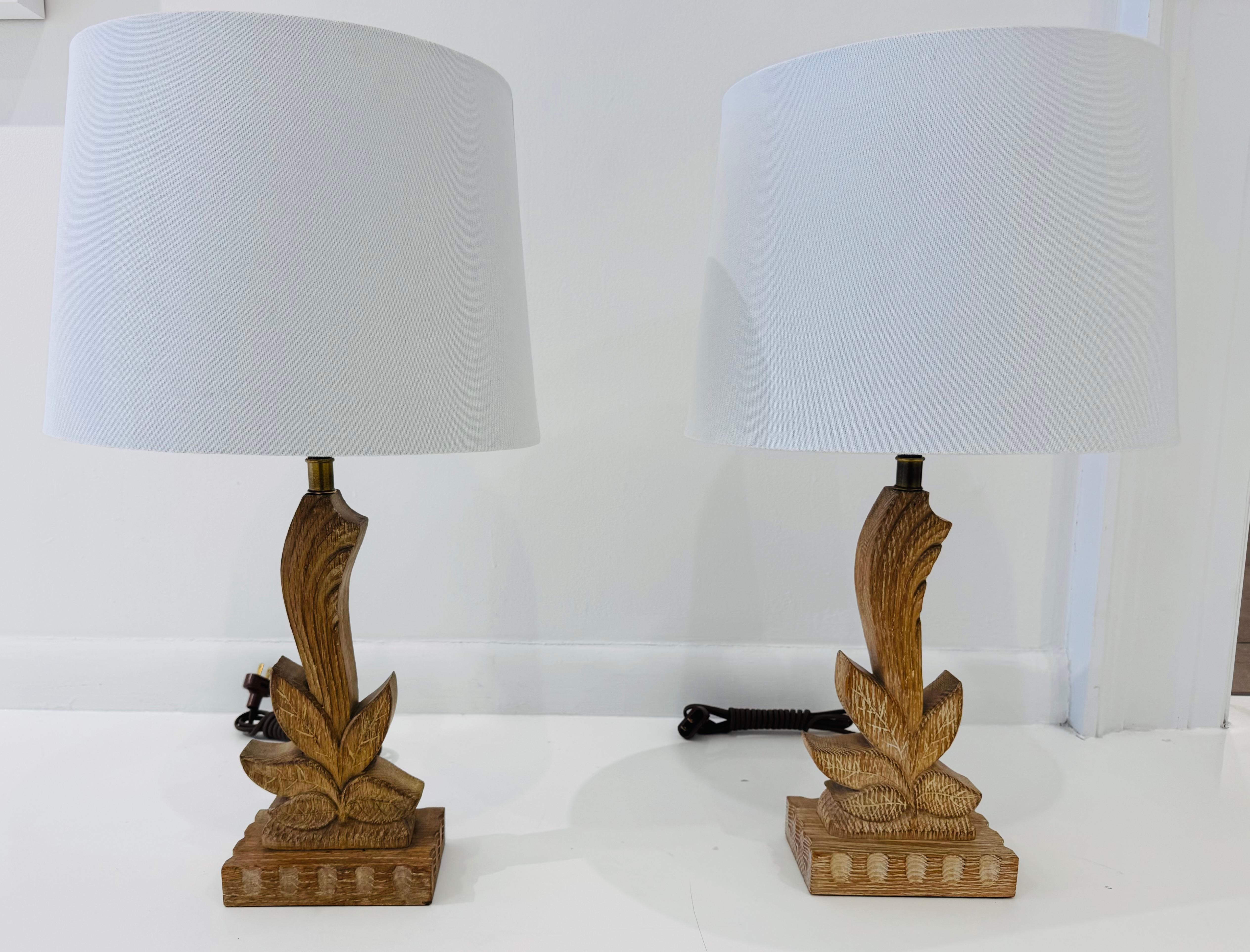 Bois Paire de lampes de table Heifetz en bois sculpté Art Déco des années 1940 en vente