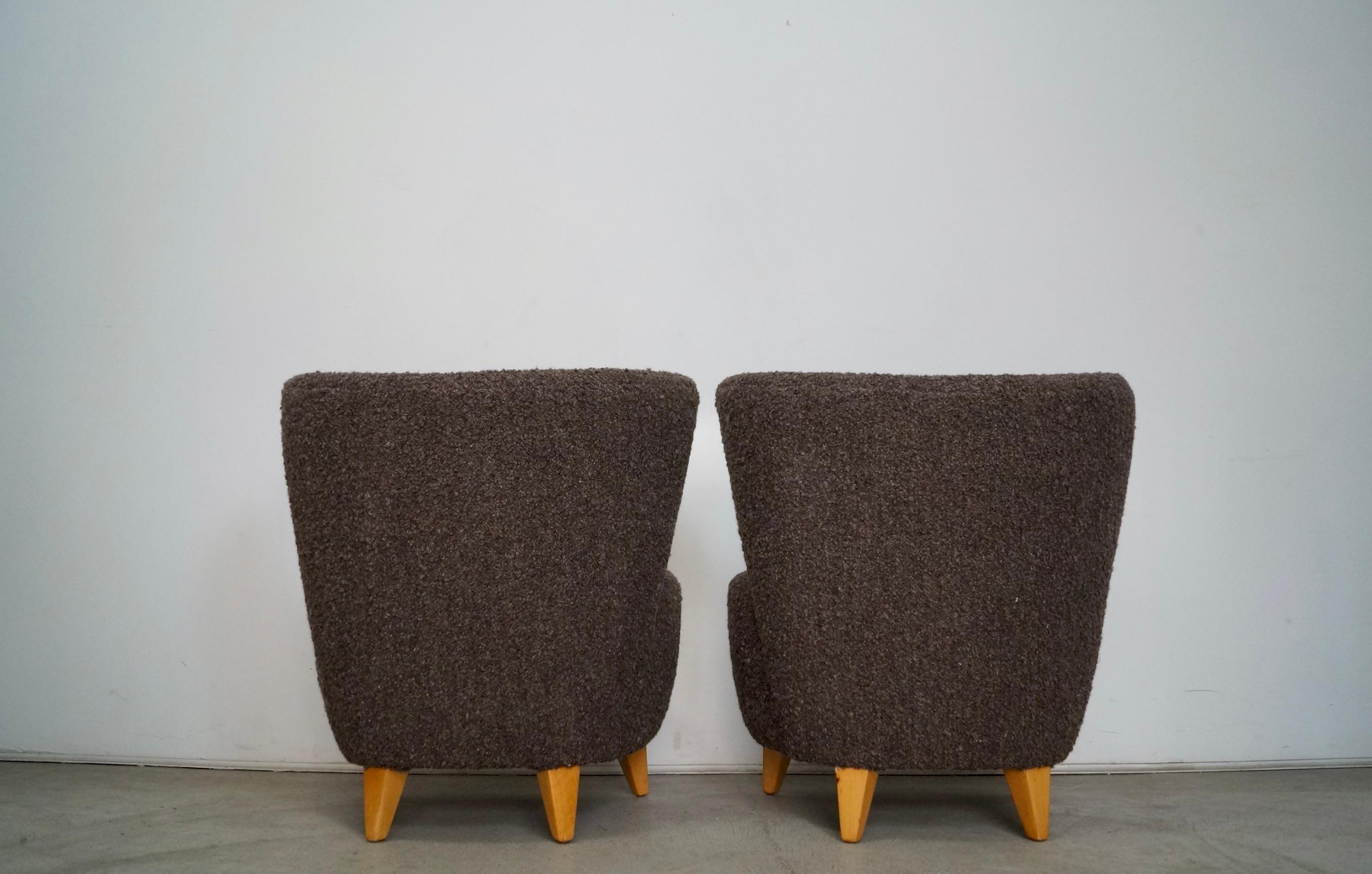 Paar Art Deco Wingback Lounge Chairs aus den 1940er Jahren, neu gepolstert mit belgischer Wolle im Angebot 4