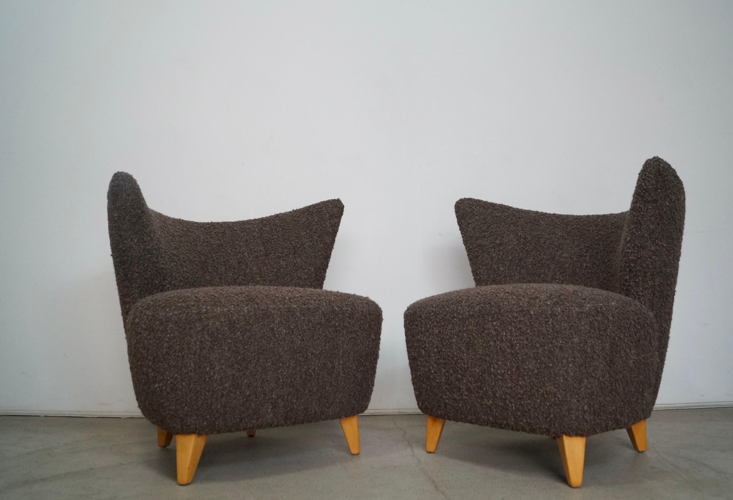 Paar Art Deco Wingback Lounge Chairs aus den 1940er Jahren, neu gepolstert mit belgischer Wolle im Angebot 6