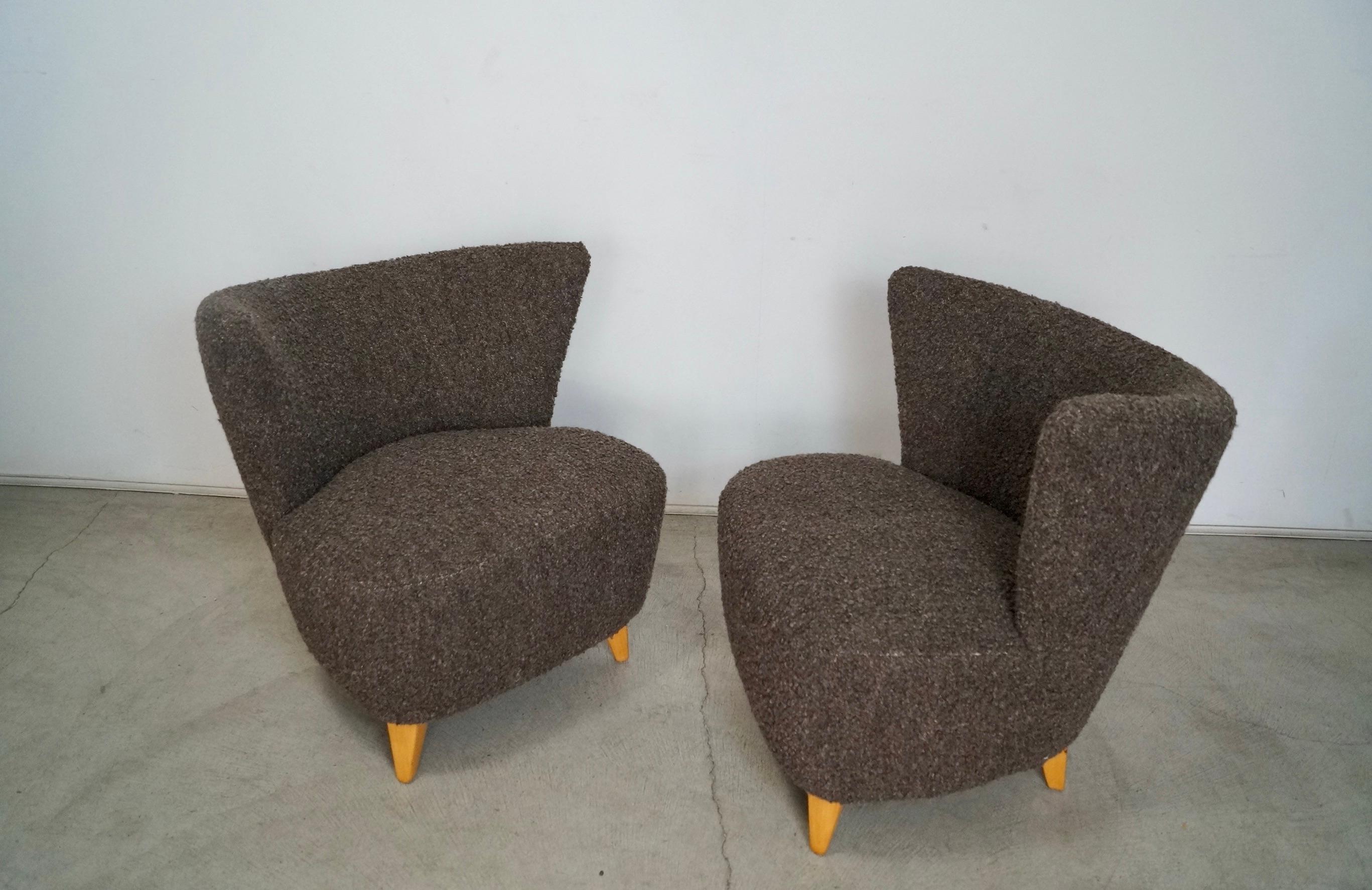Paar Art Deco Wingback Lounge Chairs aus den 1940er Jahren, neu gepolstert mit belgischer Wolle im Angebot 7