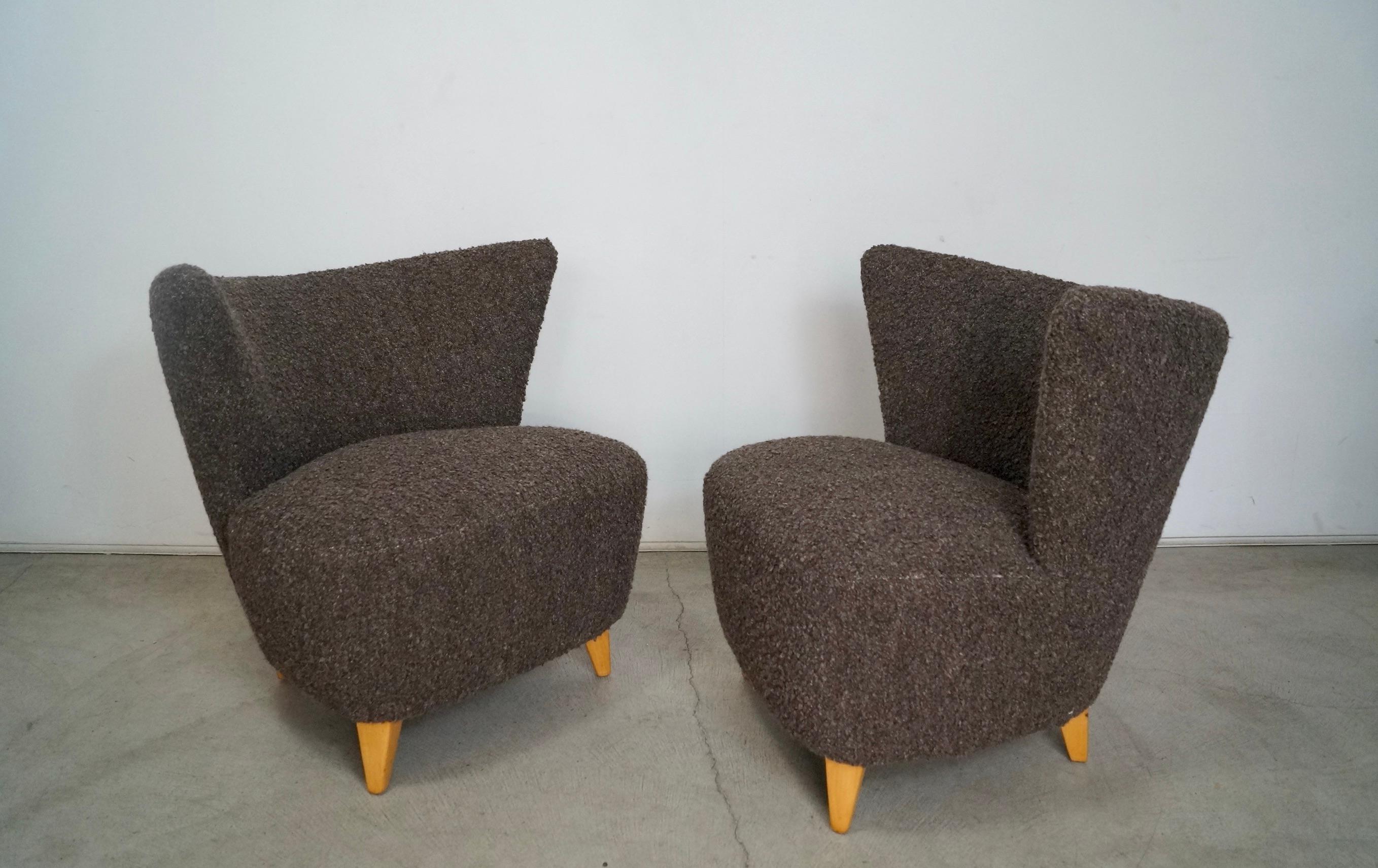 Paar Art Deco Wingback Lounge Chairs aus den 1940er Jahren, neu gepolstert mit belgischer Wolle im Angebot 8