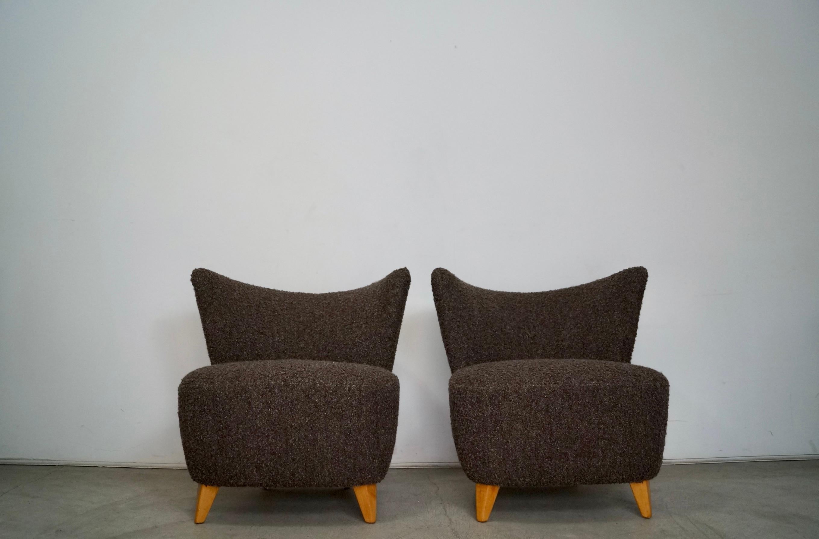 Paar Art Deco Wingback Lounge Chairs aus den 1940er Jahren, neu gepolstert mit belgischer Wolle (Art déco) im Angebot