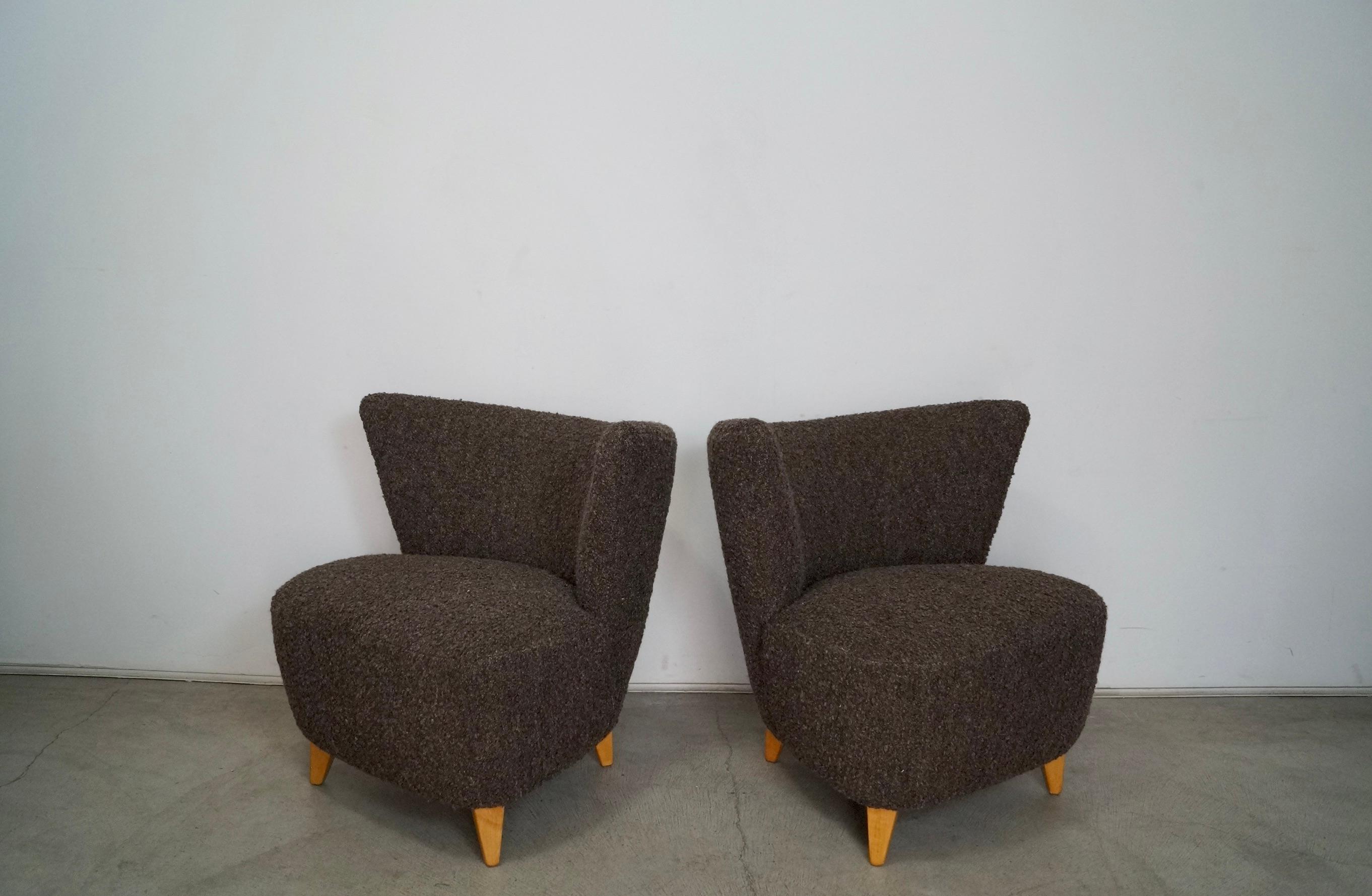 Paar Art Deco Wingback Lounge Chairs aus den 1940er Jahren, neu gepolstert mit belgischer Wolle (amerikanisch) im Angebot