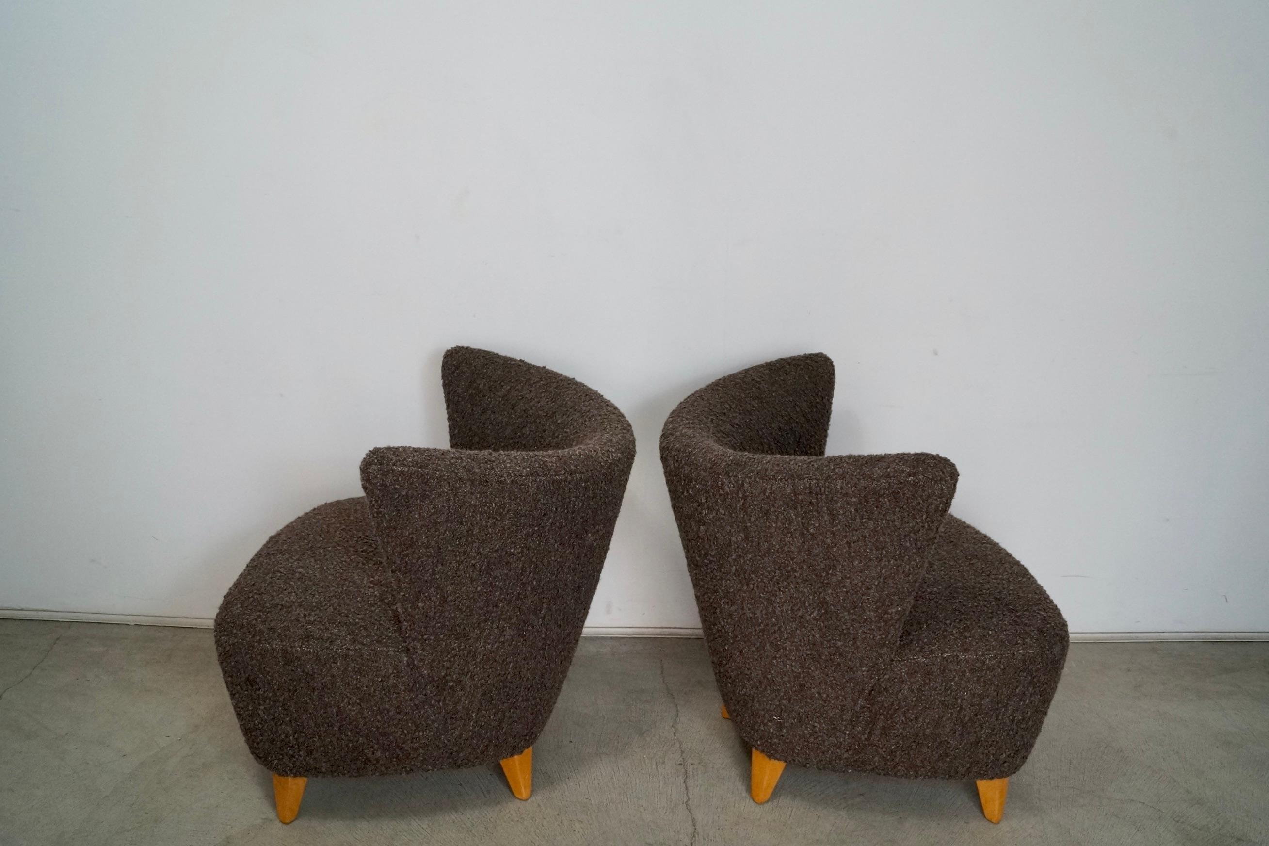 Milieu du XXe siècle Paire de chaises longues Art Déco Wingback des années 1940, retapissées en laine belge en vente