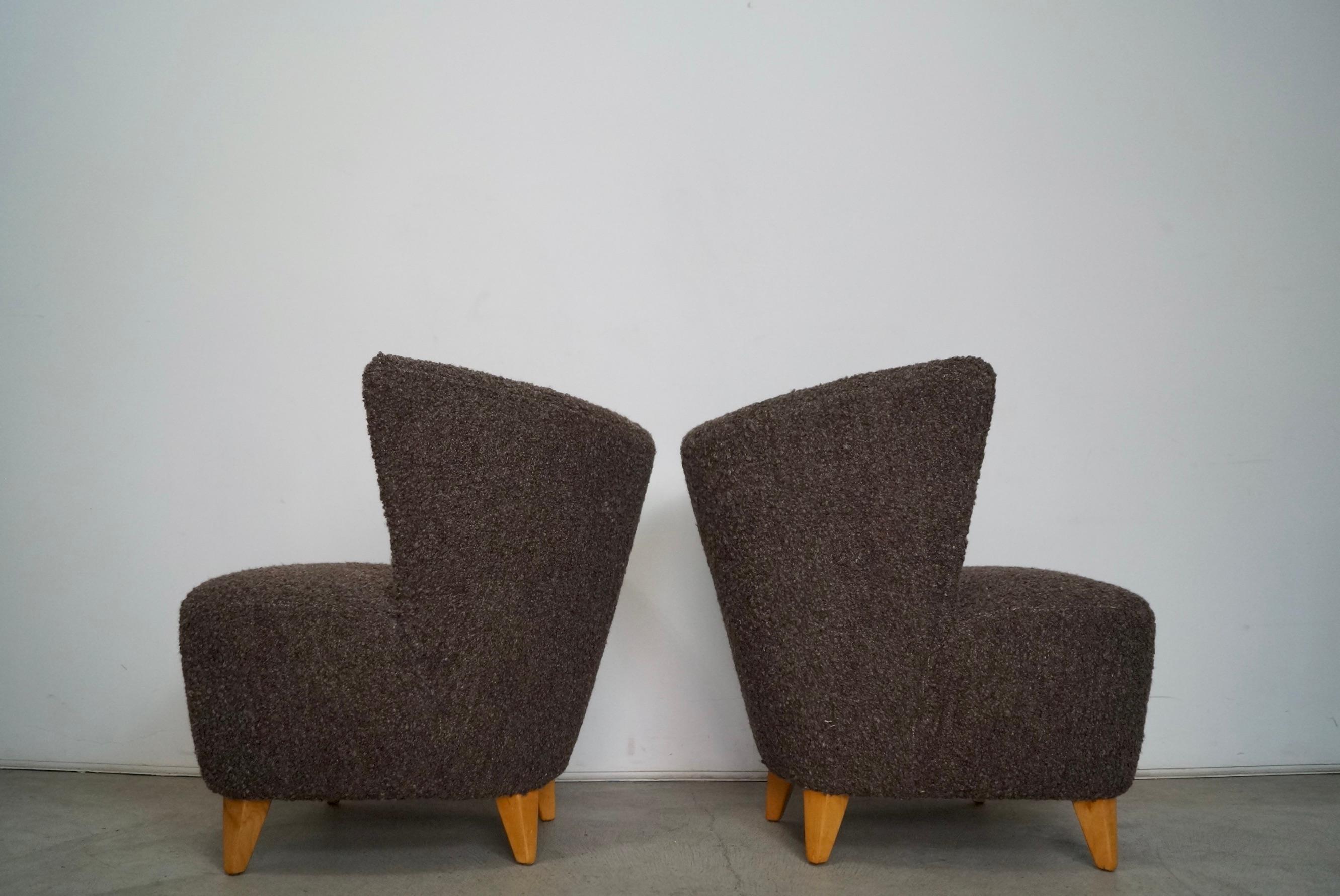 Paar Art Deco Wingback Lounge Chairs aus den 1940er Jahren, neu gepolstert mit belgischer Wolle im Angebot 1