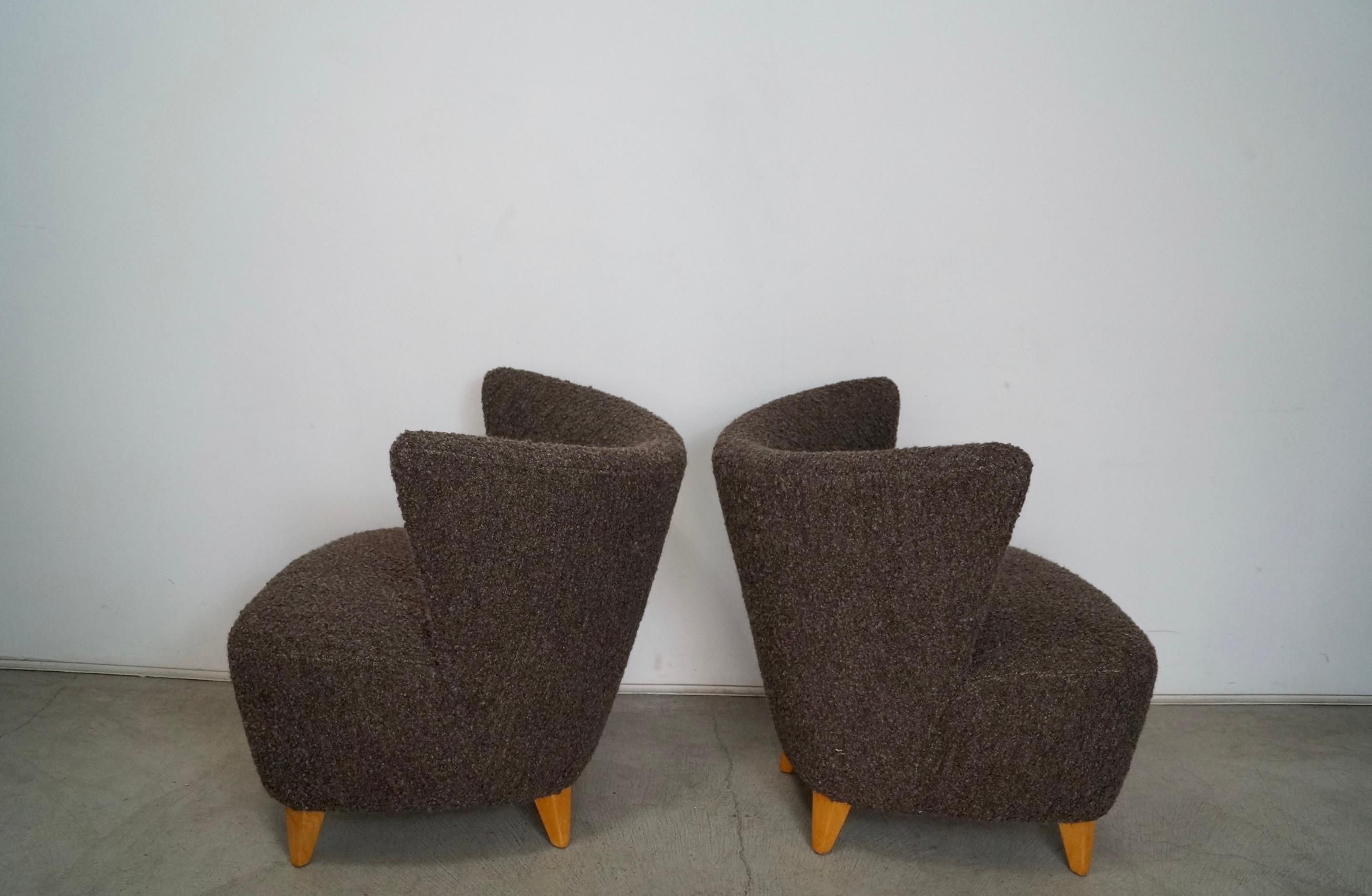 Paar Art Deco Wingback Lounge Chairs aus den 1940er Jahren, neu gepolstert mit belgischer Wolle im Angebot 2